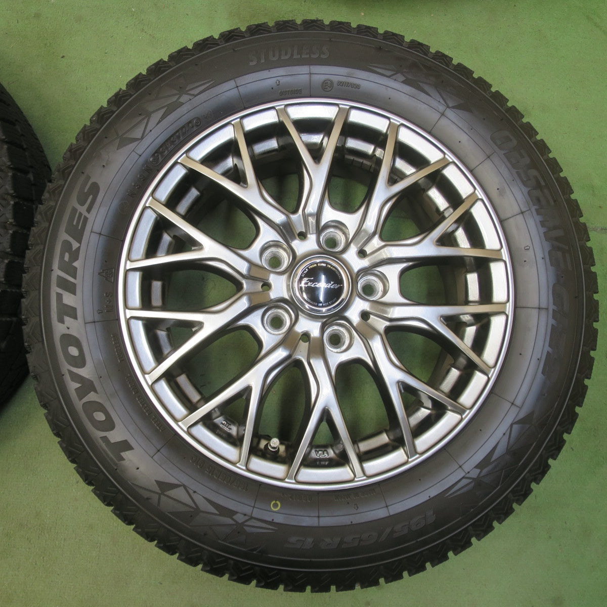 バリ溝！キレイ！9.5分★スタッドレス 195/65R15 トーヨー オブザーブ GIZ2 Exceeder エクシーダー 15インチ PCD114.3/5H★6060411イス