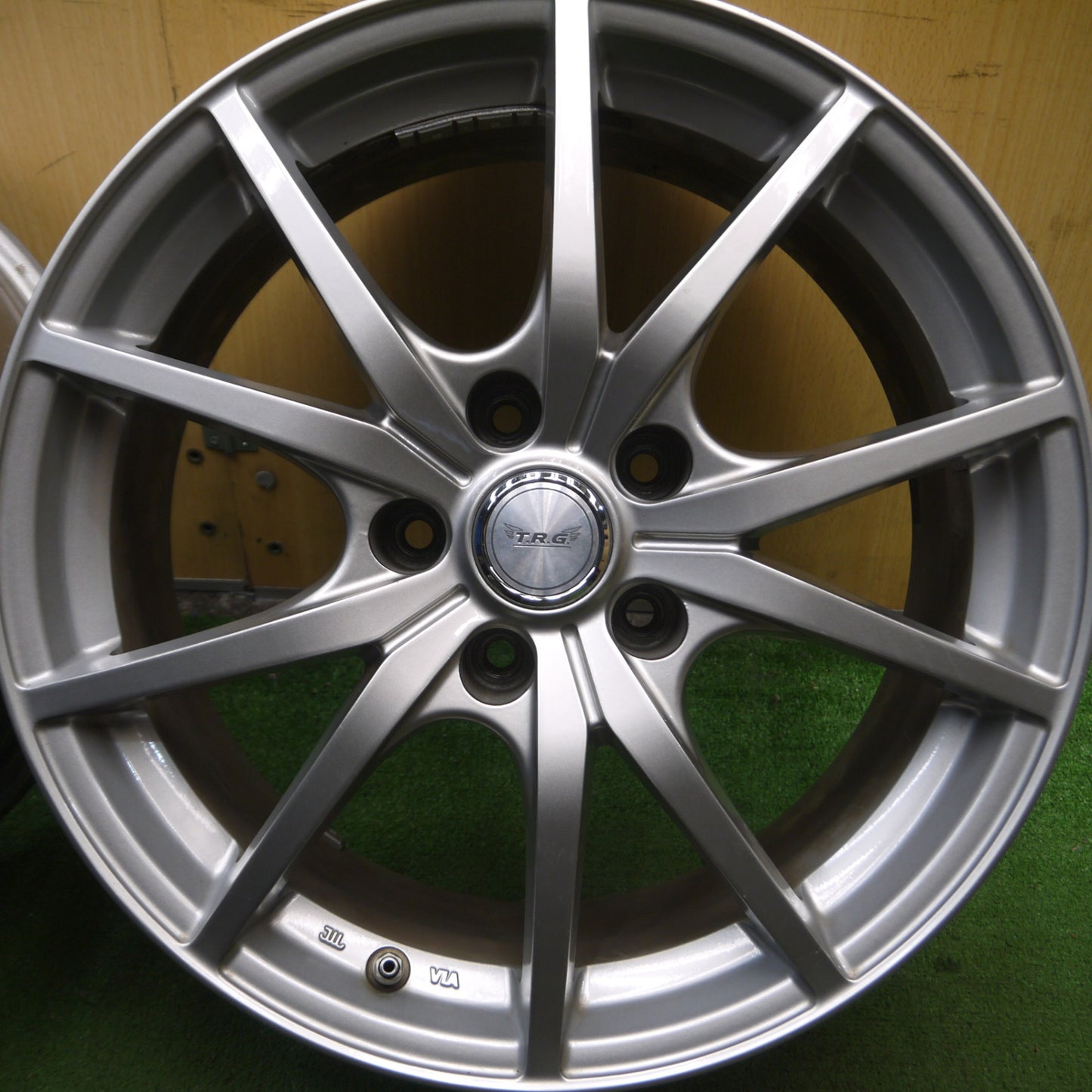 *送料無料* キレイ★T.R.G. ホイール 17インチ 17×7J TRG PCD114.3/5H★4051404Hホ