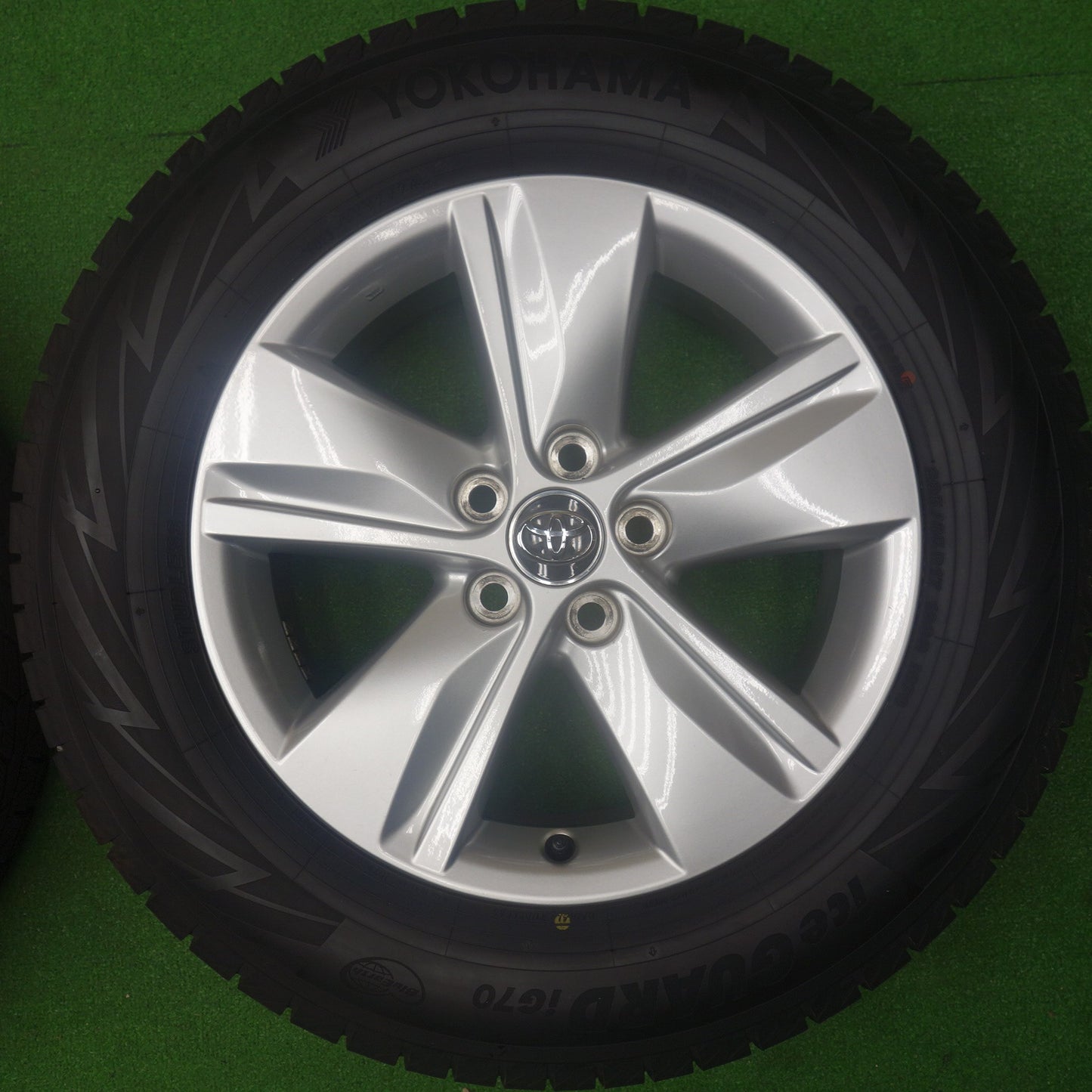 バリ溝！24年！キレイ！9.5分以上★トヨタ 60系 ハリアー 純正 225/65R17 スタッドレス ヨコハマ アイスガード iG70 17インチ PCD114.3/5H★6052801KTス