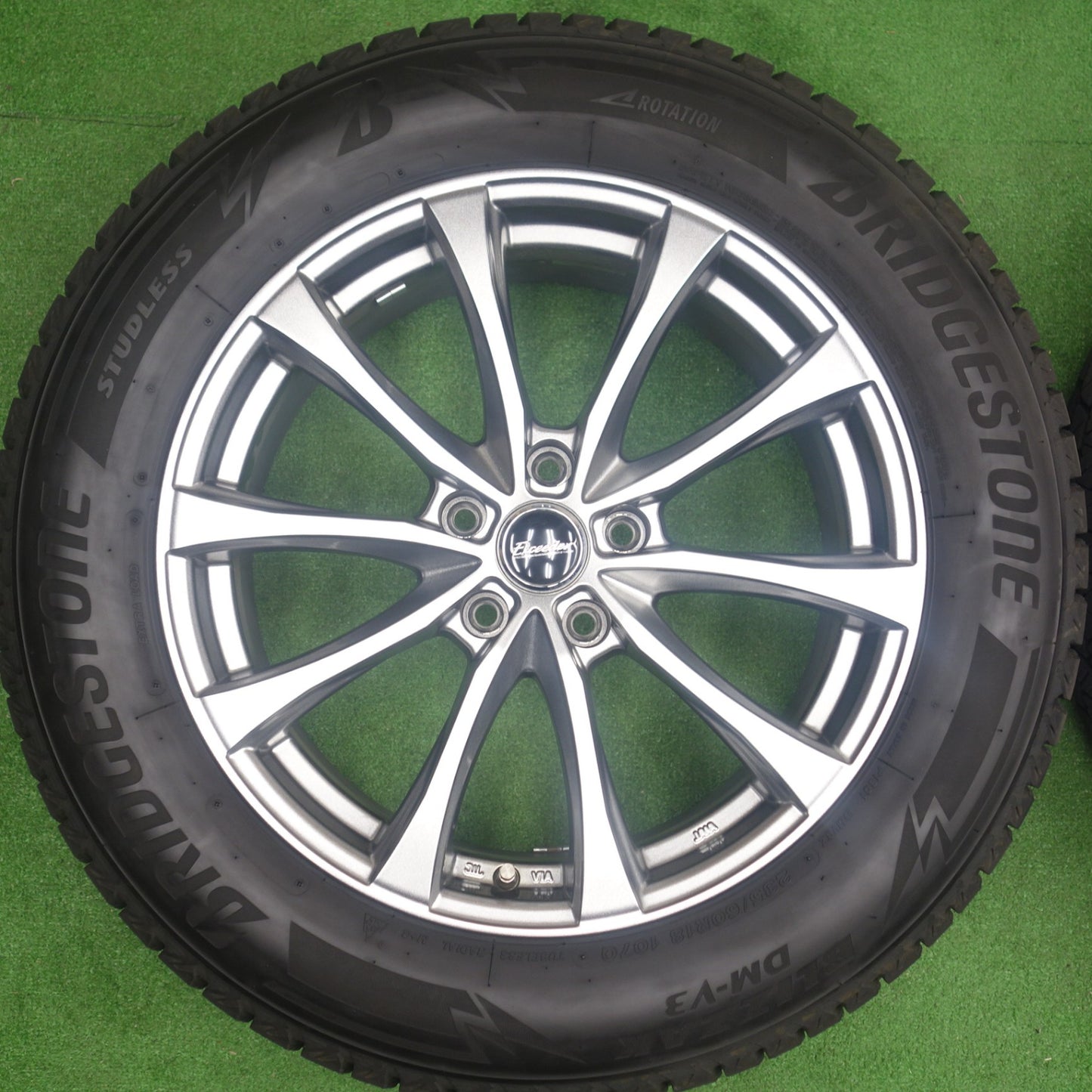 バリ溝！24年！キレイ！9.5分★スタッドレス 235/60R18 ブリヂストン ブリザック DM-V3 Exceeder エクシーダー 18インチ PCD114.3/5H★6030402KTス