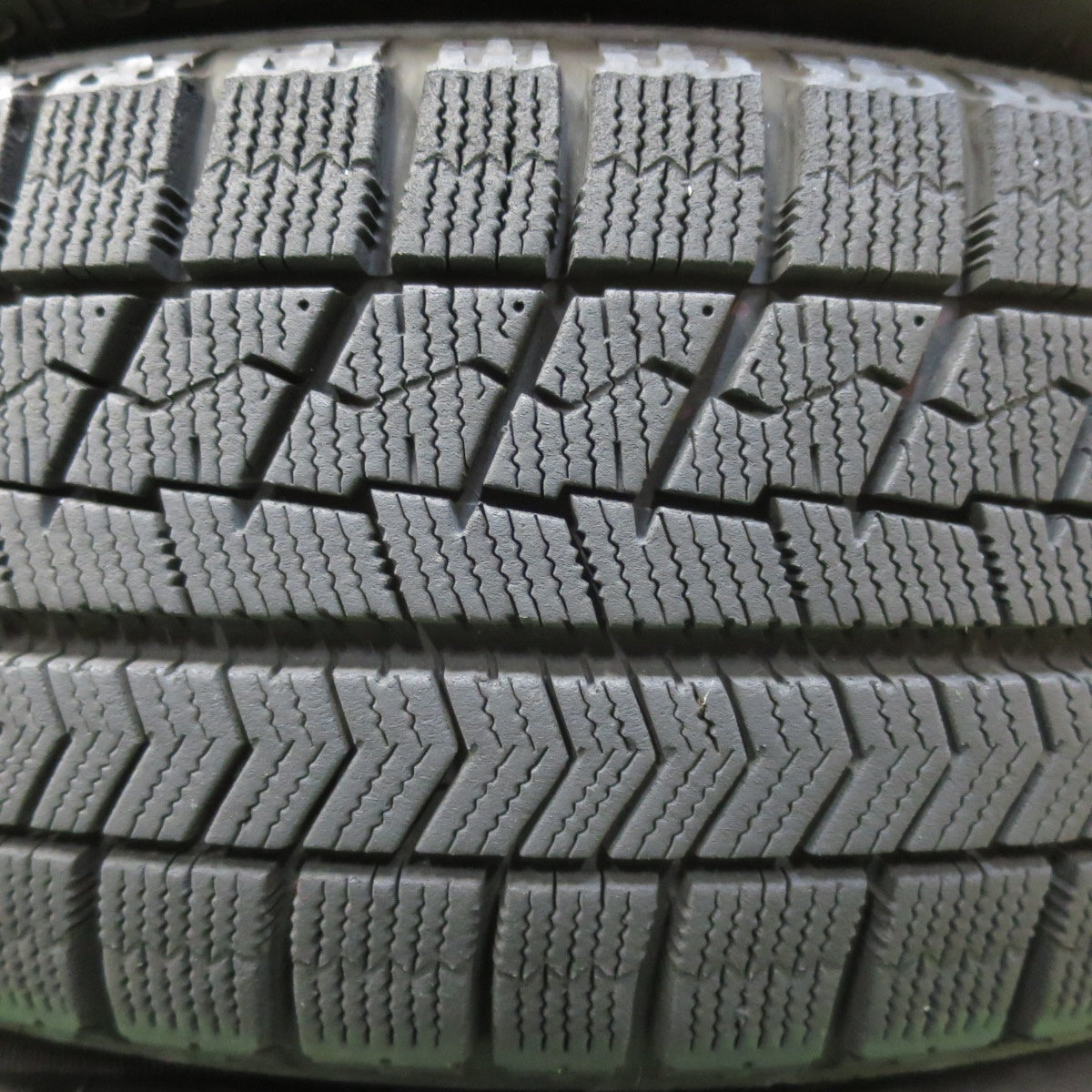 [送料無料] バリ溝！キレイ！8.5分★シエンタ 等 185/60R15 スタッドレス ブリヂストン ブリザック VRX TEAD テッド 15インチ PCD100/5H★5010309イス