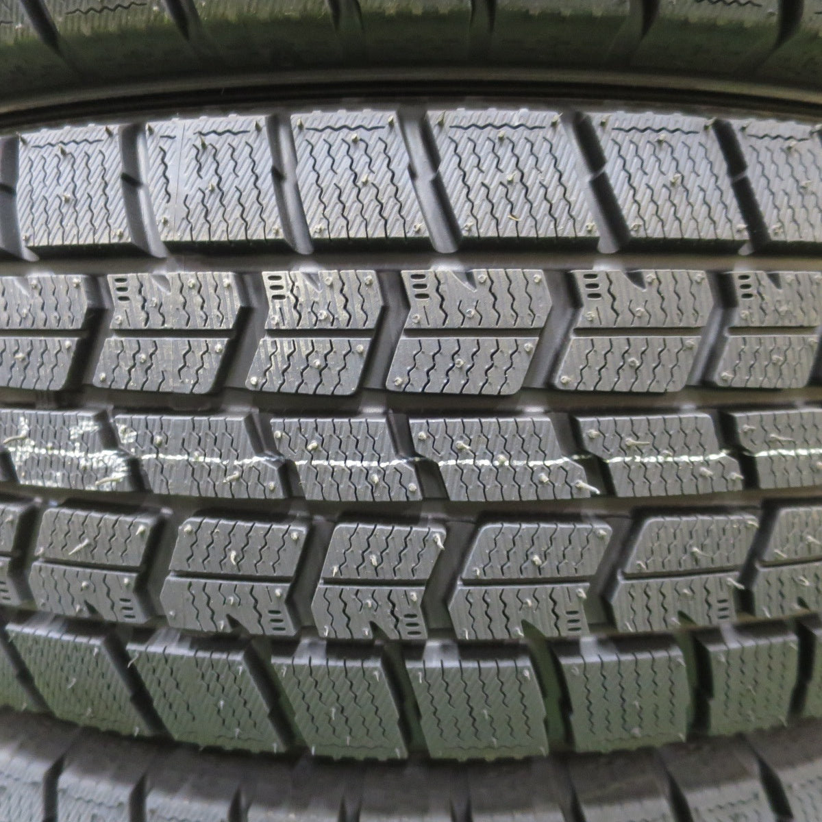 未使用！25年★スタッドレス 195/60R17 グッドイヤー アイスナビ7 タイヤ 17インチ ライズ ロッキー 60系 プリウス 等★6033002NGスタ