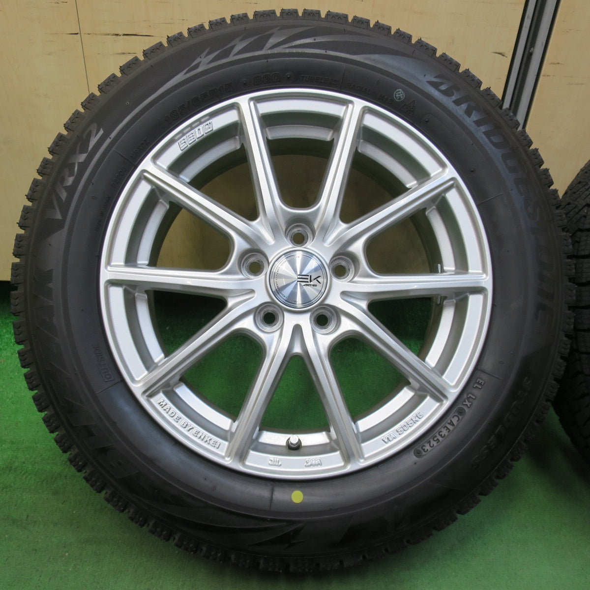 [送料無料] 超バリ溝！24年！キレイ！ほぼ10分★プリウス 等 185/65R15 スタッドレス ブリヂストン ブリザック VRX2 SEIN EK AME ENKEI エンケイ 15インチ PCD100/5H★5032104イス