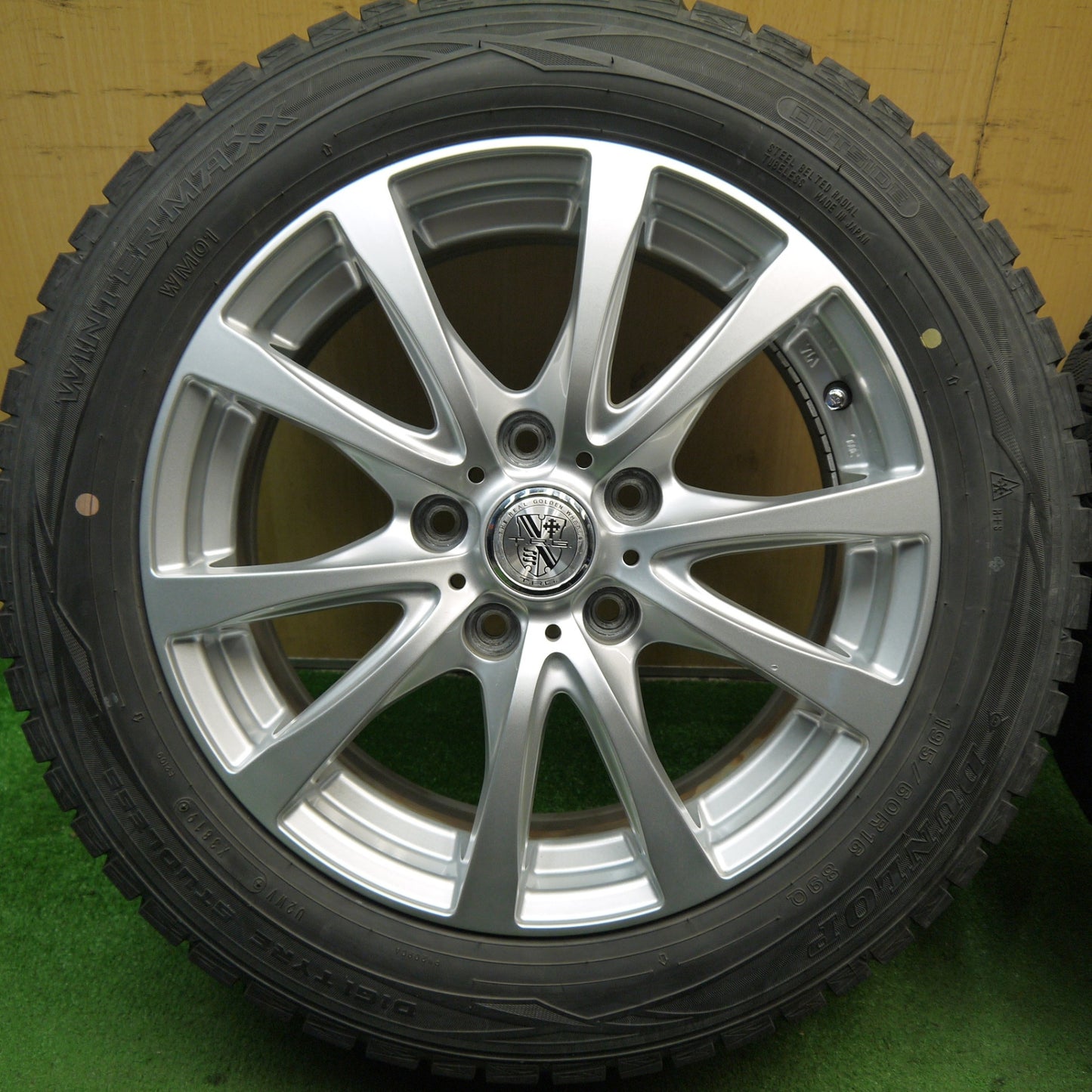 バリ溝！キレイ！9.5分★スタッドレス 195/60R16 ダンロップ ウインターマックス WM01 T.R.G. TRG 16インチ PCD114.3/5H★5060406Hス