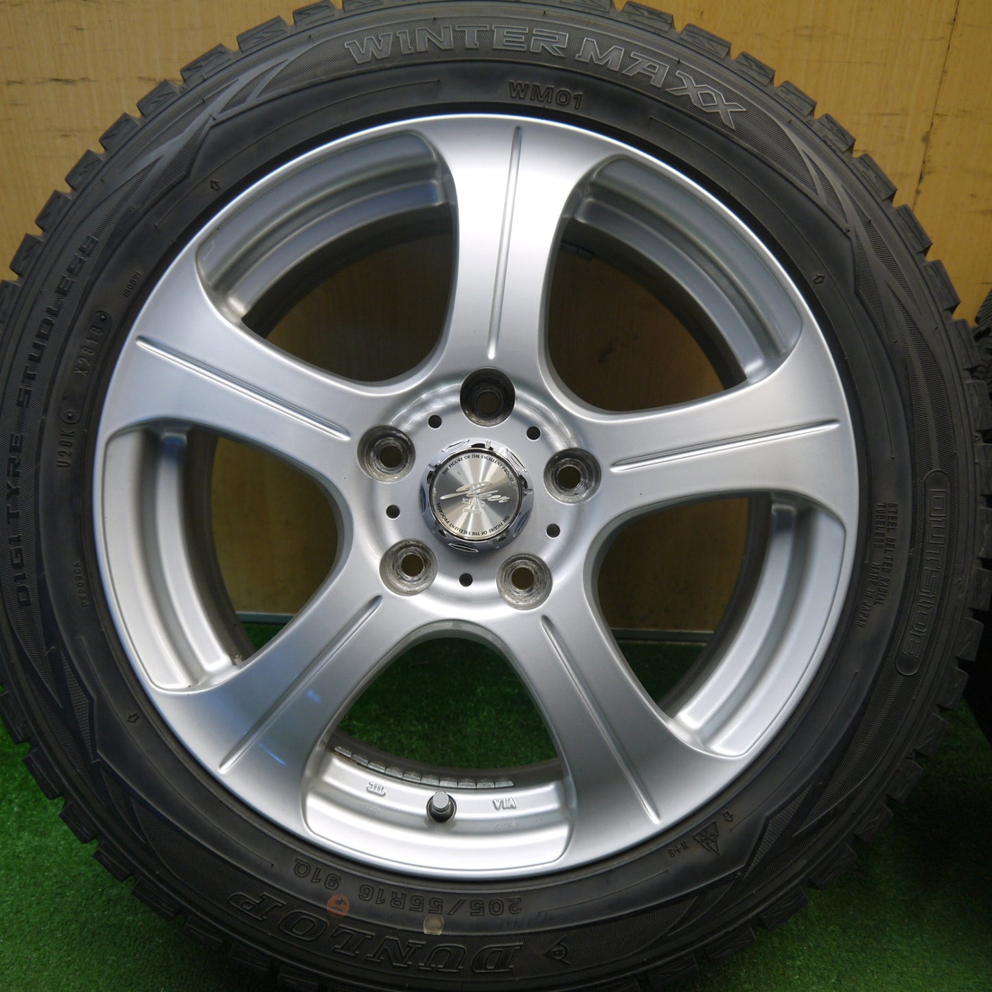 バリ溝！キレイ！9.5分★スタッドレス 205/55R16 ダンロップ ウインターマックス WM01 JOKER KING ジョーカー キング 16インチ PCD114.3/5H★6020904Hス