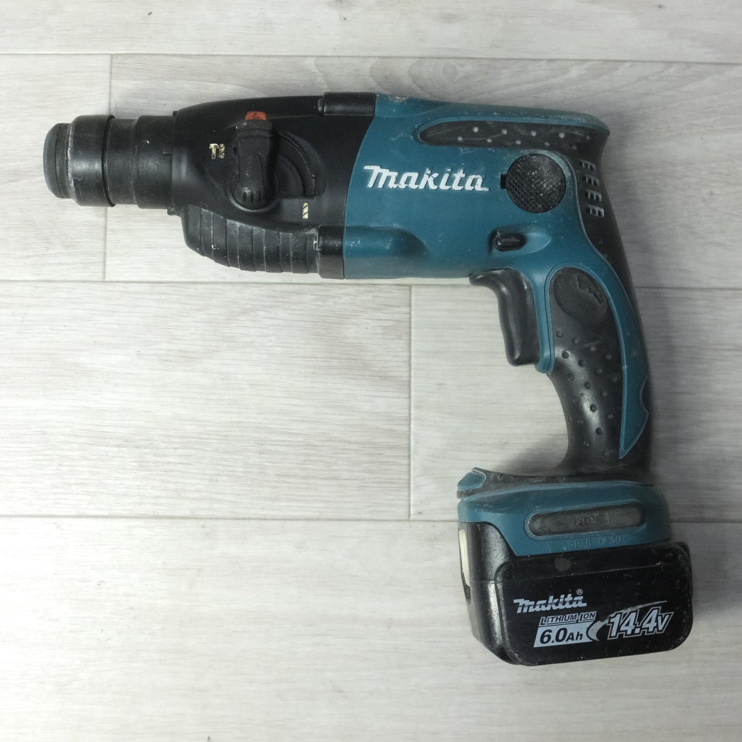 [送料無料] ◆makita マキタ 16mm 充電式ハンマドリル HR162D 14.4V バッテリー 充電器付き 電動工具◆