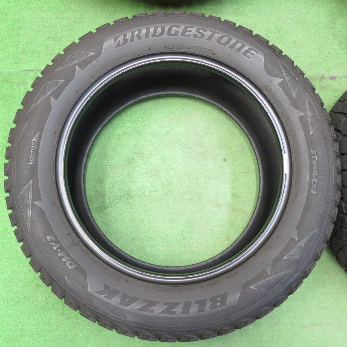 [送料無料] バリ溝！8.5分★スタッドレス 265/55R19 ブリヂストン ブリザック DM-V2 タイヤ 19インチ ランクル プラド ベンツ 等★4112902イスタ