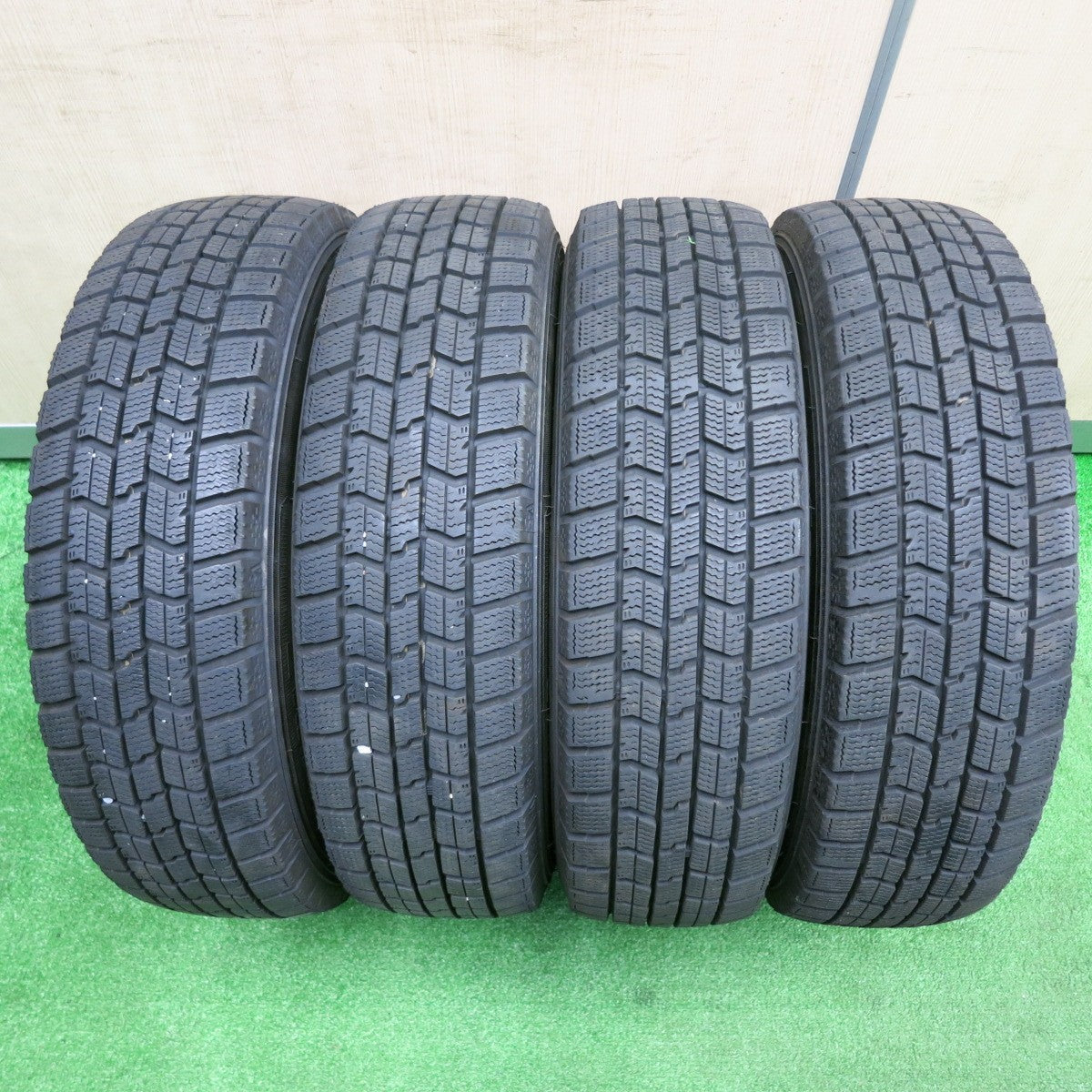 [送料無料] バリ溝！23年！キレイ！9.5分以上★スタッドレス 155/65R14 グッドイヤー アイスナビ7 EMBELY 14インチ PCD100/4H★4120805TNス