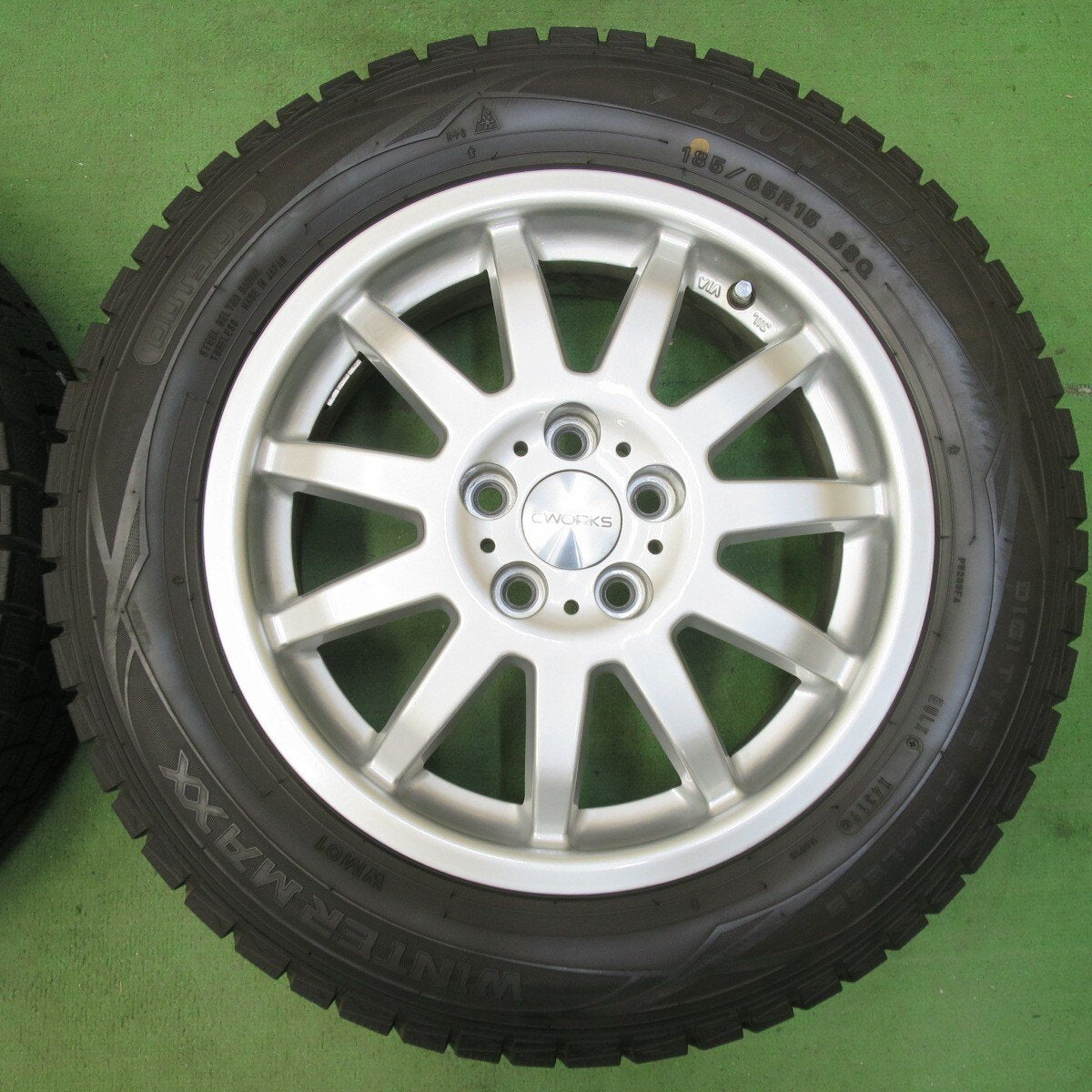 バリ溝！キレイ！9.5分★シエンタ 等 185/65R15 スタッドレス ダンロップ ウインターマックス WM01 CWORKS 15インチ PCD100/5H★5032912イス