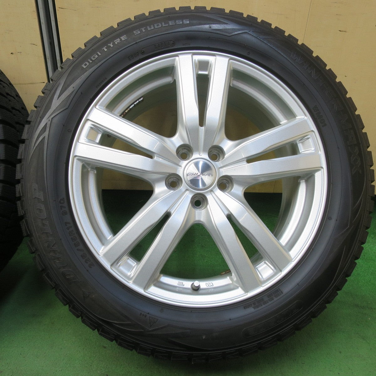 バリ溝！キレイ！9.5分以上★インプレッサ 等 225/55R17 スタッドレス ダンロップ ウインターマックス WM01 DUFACT デュファクト 17インチ PCD100/5H★5101606イス