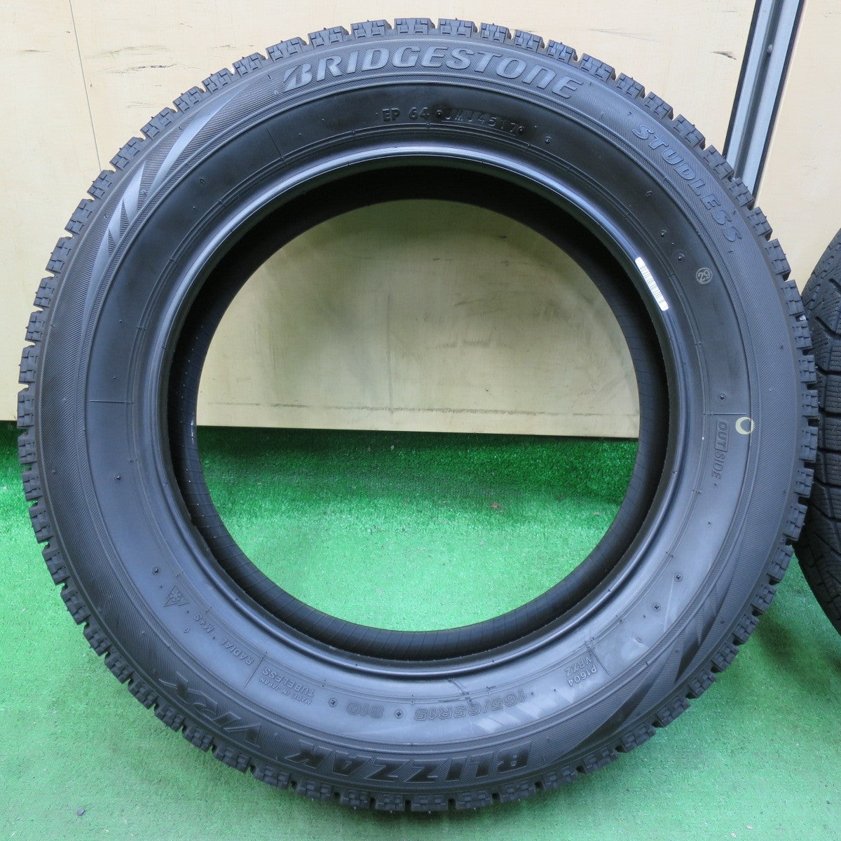 [送料無料] バリ溝！9.5分以上★スタッドレス 165/65R15 ブリヂストン ブリザック VRX タイヤ 15インチ デリカD2 ソリオ ハスラー タフト等★4110508イスタ