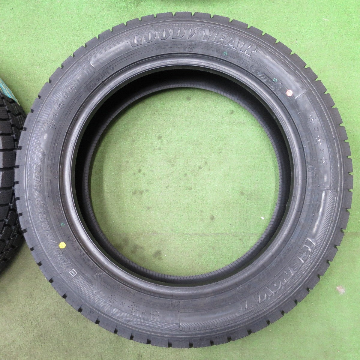 未使用！25年★スタッドレス 195/60R17 グッドイヤー アイスナビ7 タイヤ 17インチ ライズ ロッキー 60系 プリウス 等★6031303NGスタ