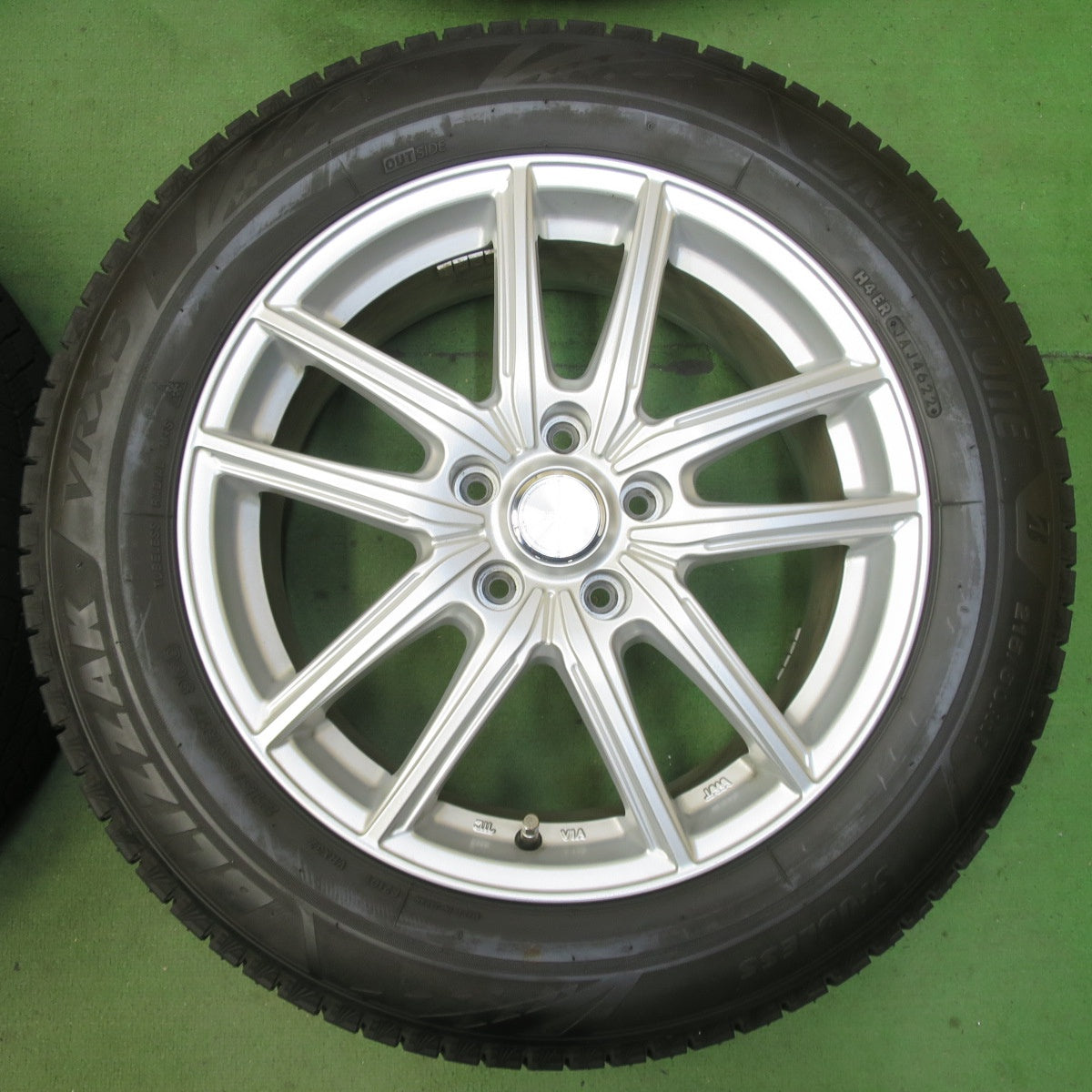 バリ溝！22年！キレイ！9.5分以上★スタッドレス 215/60R17 ブリヂストン ブリザック VRX3 ECO FORME エコフォルム 17インチ PCD114.3/5H★5100604イス