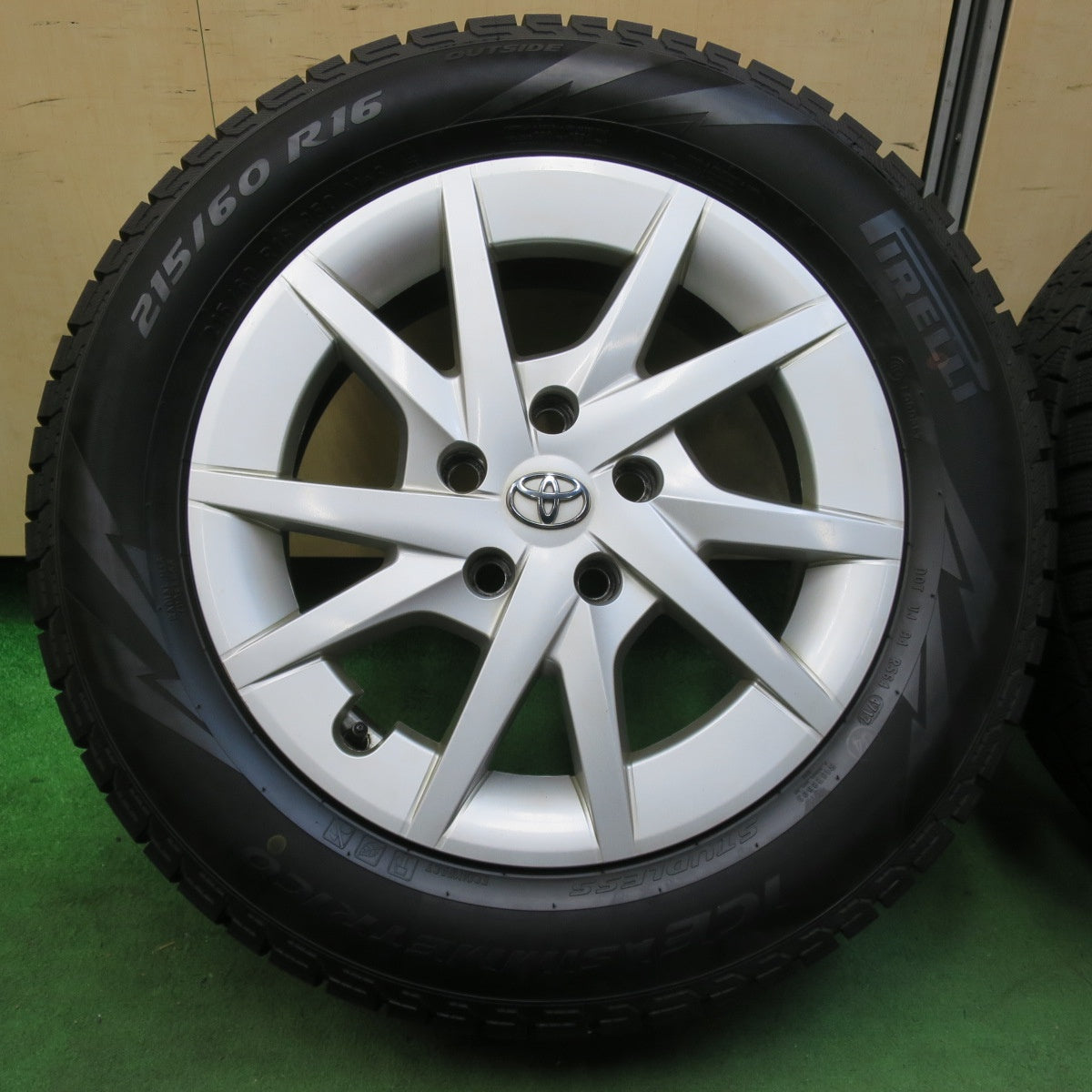 [送料無料] バリ溝！キレイ！9.5分★トヨタ プリウスα 純正 215/60R16 スタッドレス ピレリ アイスアシンメトリコ 16インチ PCD114.3/5H★5021502イス