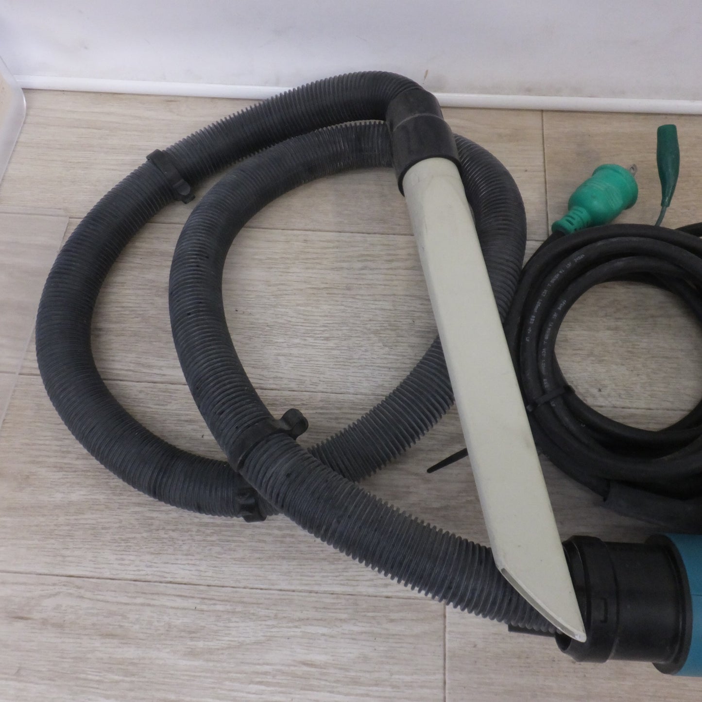 [送料無料] ★マキタ makita 携帯用集じん機 451 屋内用　100V～ 5.5A 50-60Hz 520W★