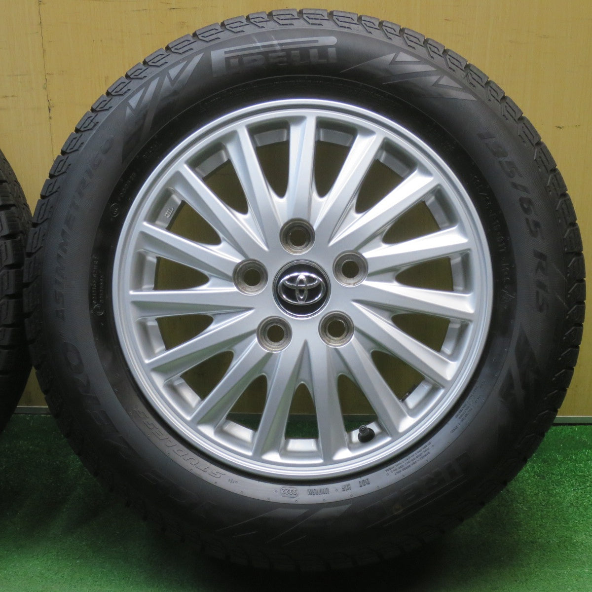 バリ溝！22年！キレイ！9分★トヨタ 80系 ノア ヴォクシー 純正 195/65R15 スタッドレス ピレリ アイスゼロ アシンメトリコ 15インチ PCD114.3/5H★6042908NJス