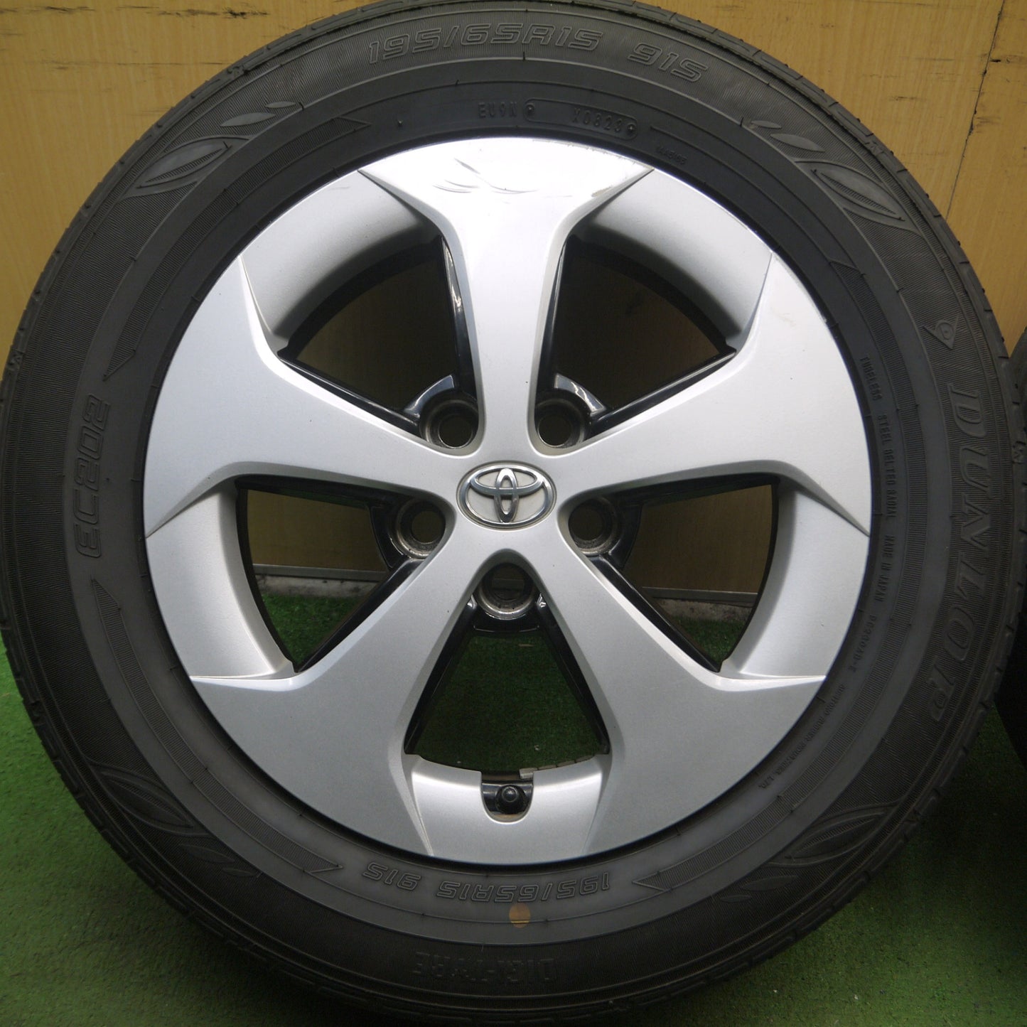 *送料無料* バリ溝！23年！9.5分★トヨタ 30系 プリウス 純正 195/65R15 ダンロップ EC202 15インチ PCD100/5H★4053101Hノ