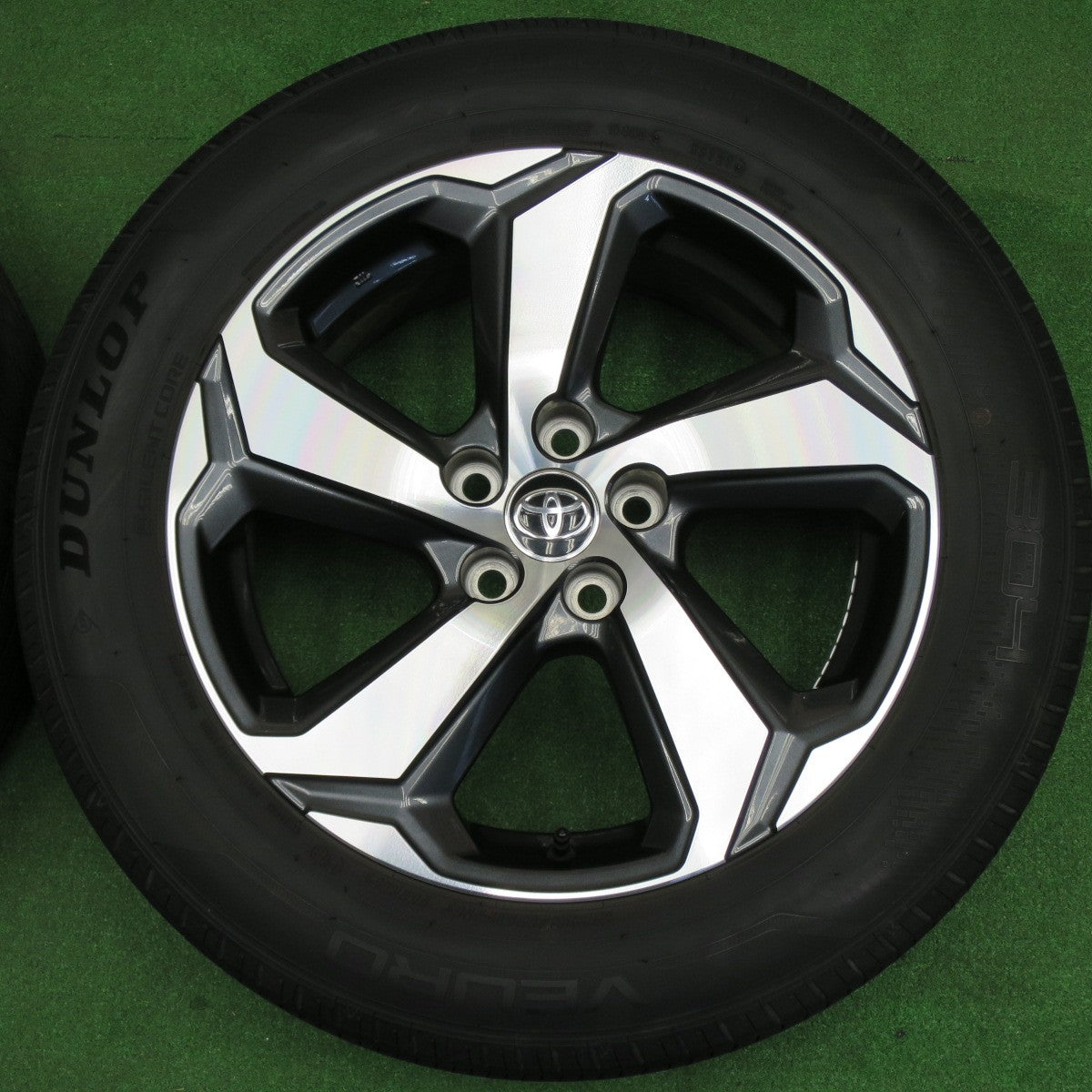 キレイ★トヨタ RAV4 PHV 純正 225/60R18 ダンロップ VEURO VE304 18インチ PCD114.3/5H★6031201NKノ