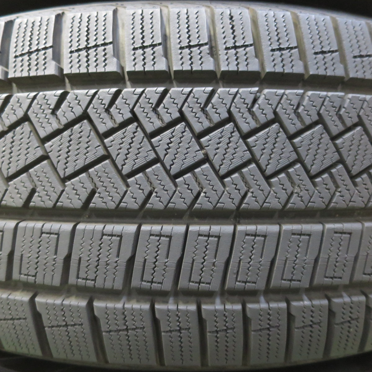 バリ溝！24年！キレイ！9.5分以上◎ワーゲン 等 EUROAXIS CROSS EDGE 235/60R18 スタッドレス ピレリ アイスゼロ アシンメトリコ 18インチ PCD112/5H◎6080603イス