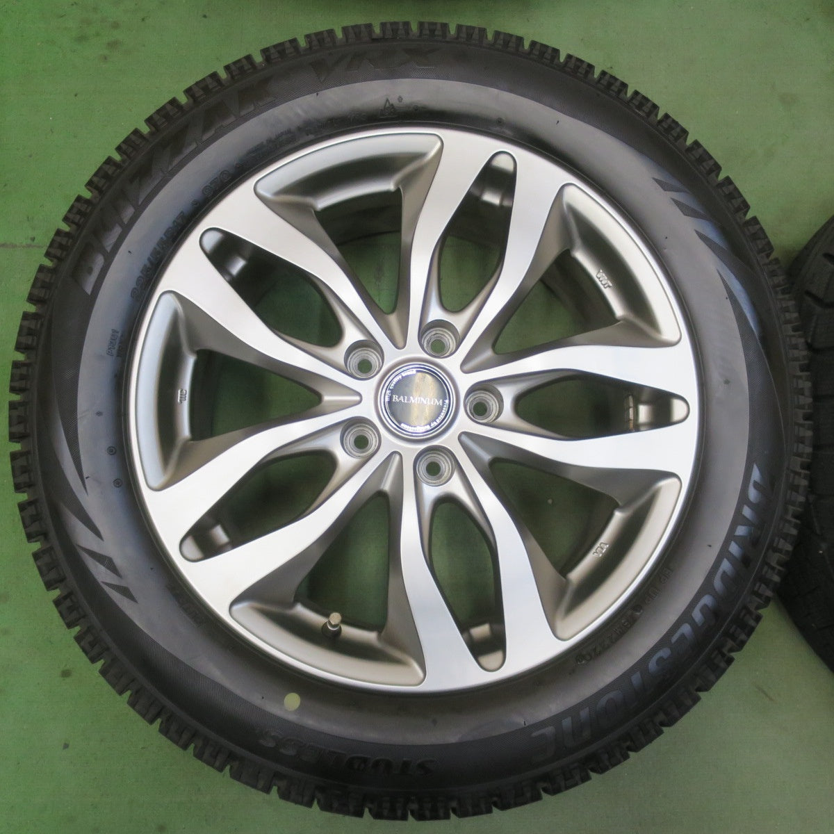 バリ溝！キレイ！9.5分以上★スタッドレス 225/55R17 ブリヂストン ブリザック VRX BALMINUM DS-M バルミナ 17インチ PCD114.3/5H★6041406イス