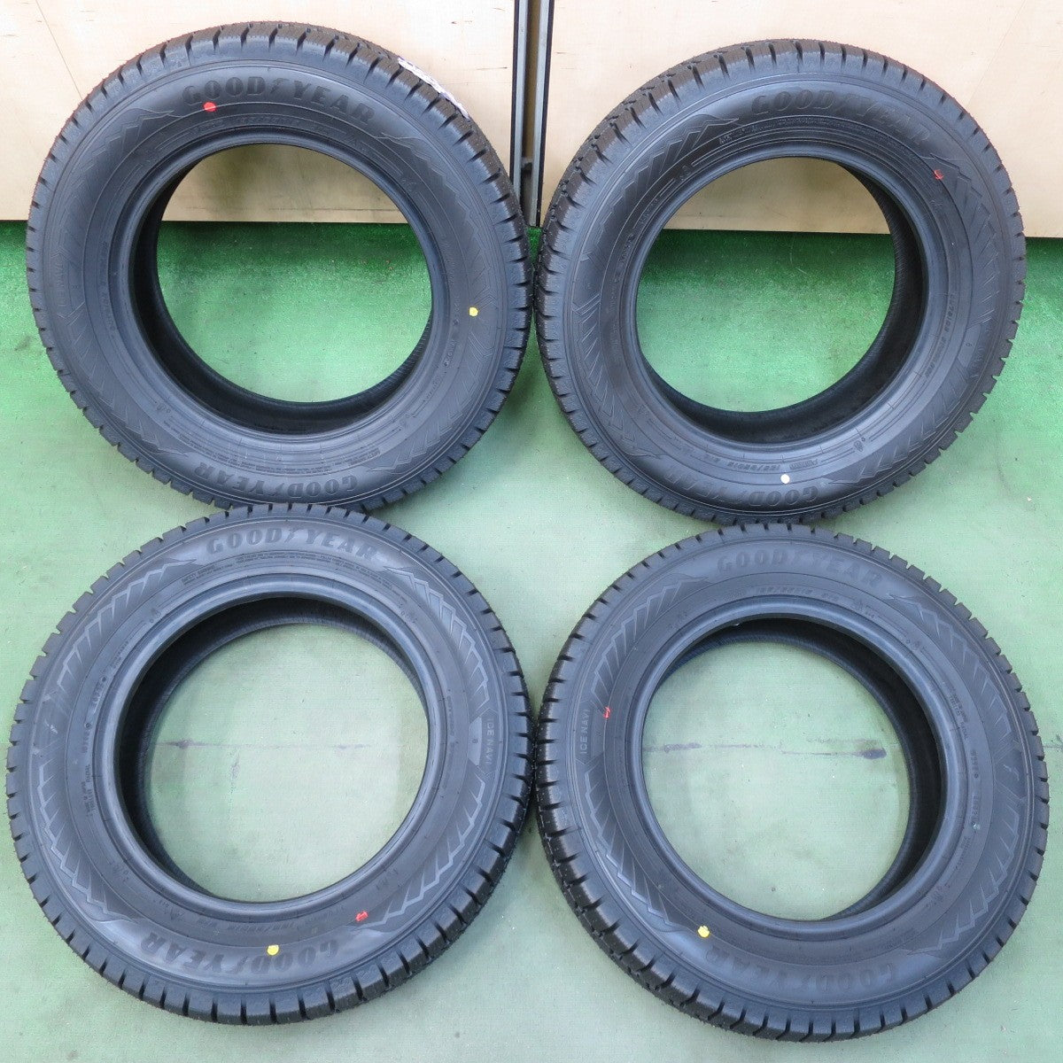 未使用！26年★スタッドレス 195/65R15 グッドイヤー アイスナビ8 タイヤ 15インチ プリウス ノア ヴォクシー ステップワゴン 等★6061809イスタ