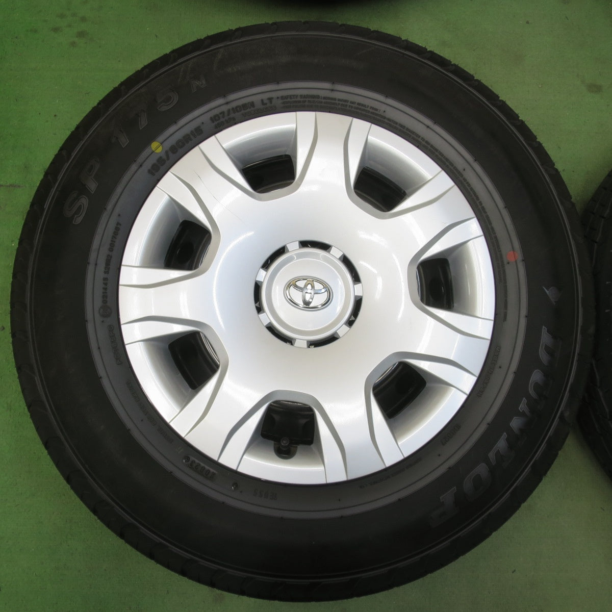 新車外し！23年★トヨタ 200系 ハイエース 純正 スチール 195/80R15 107/105N ダンロップ SP175N 15インチ PCD139.7/6H★6032607イノ