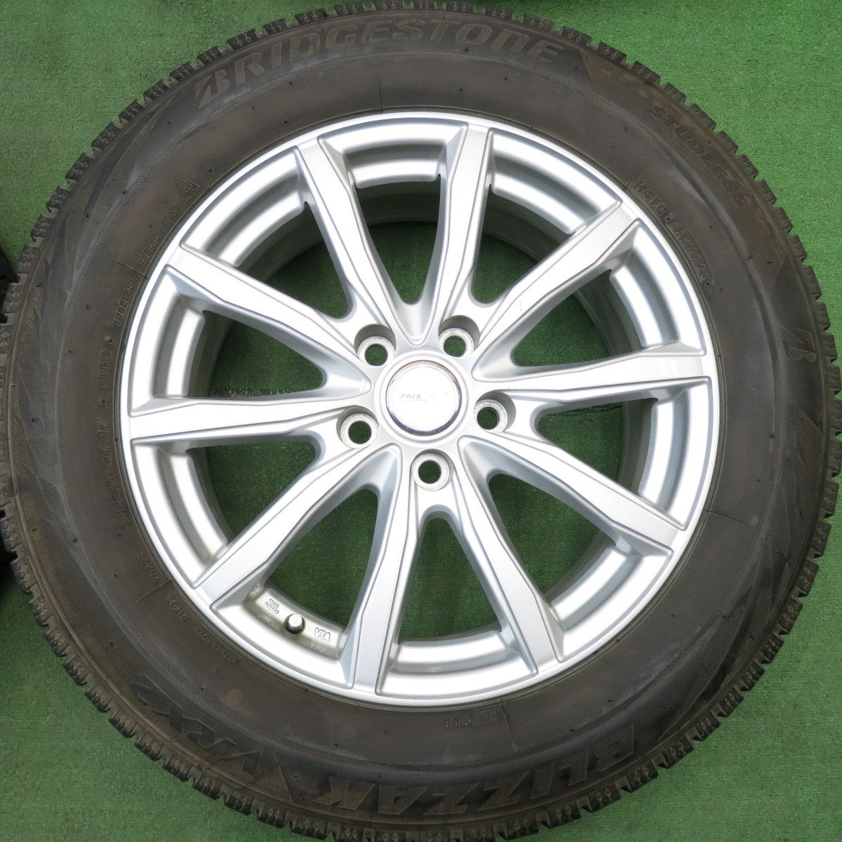 バリ溝！23年！キレイ！9.5分★スタッドレス 225/60R17 ブリヂストン ブリザック VRX2 JOKER ジョーカー 17インチ PCD114.3/5H★5060713HAス