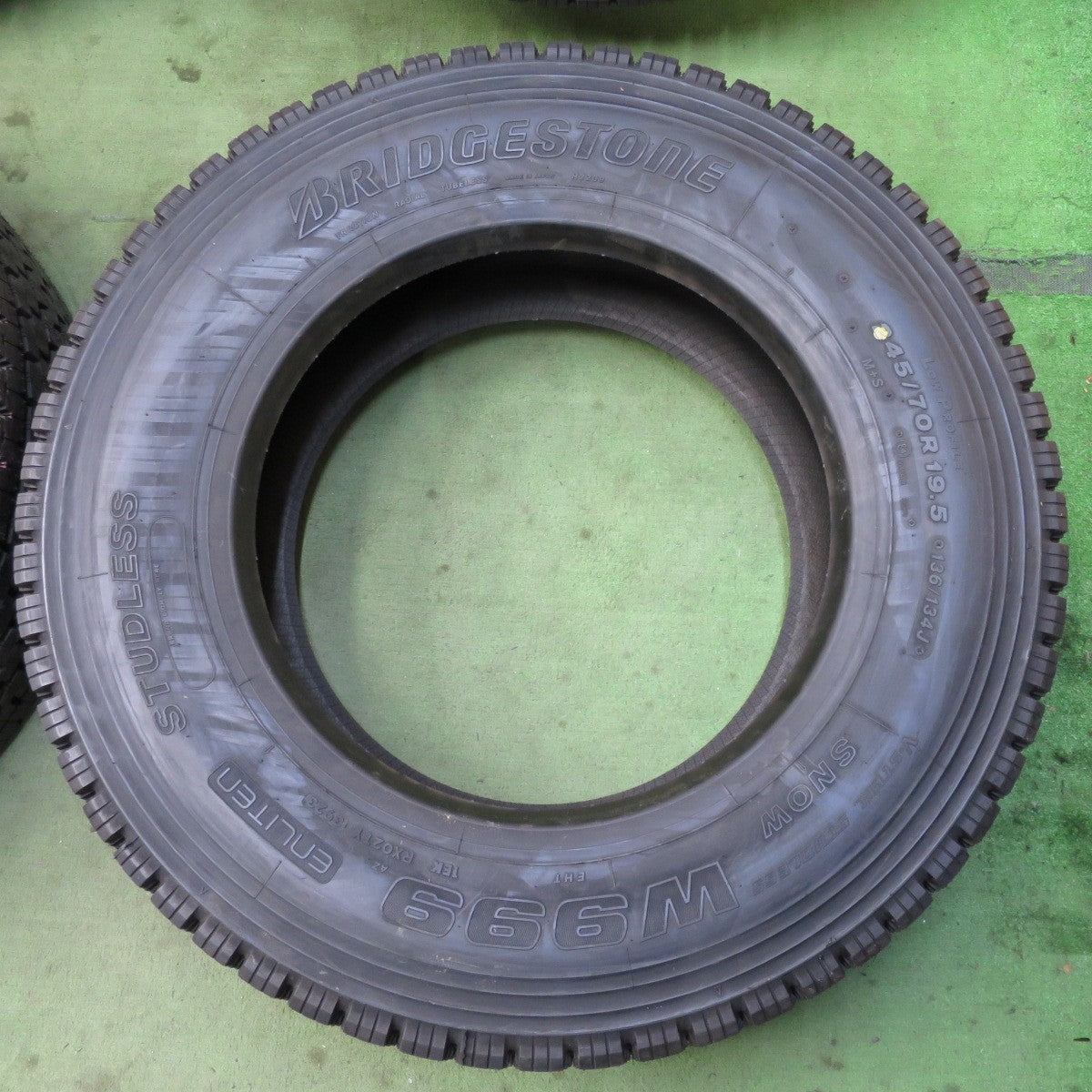 未使用！23年★トラック タイヤ 245/70R19.5 136/134J スタッドレス ブリヂストン W999 19.5インチ★6030705ナスタ