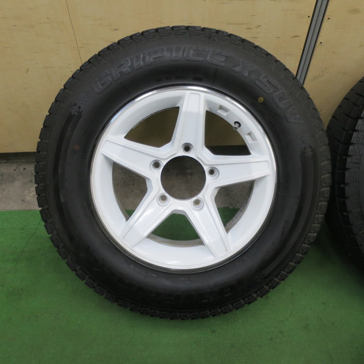 バリ溝！23年！キレイ！9.5分★ジムニー シエラ 等 195/80R15 スタッドレス グリップマックス GRIP ICE SUV 社外 アルミ 15インチ PCD139.7/5H★6042701TTス