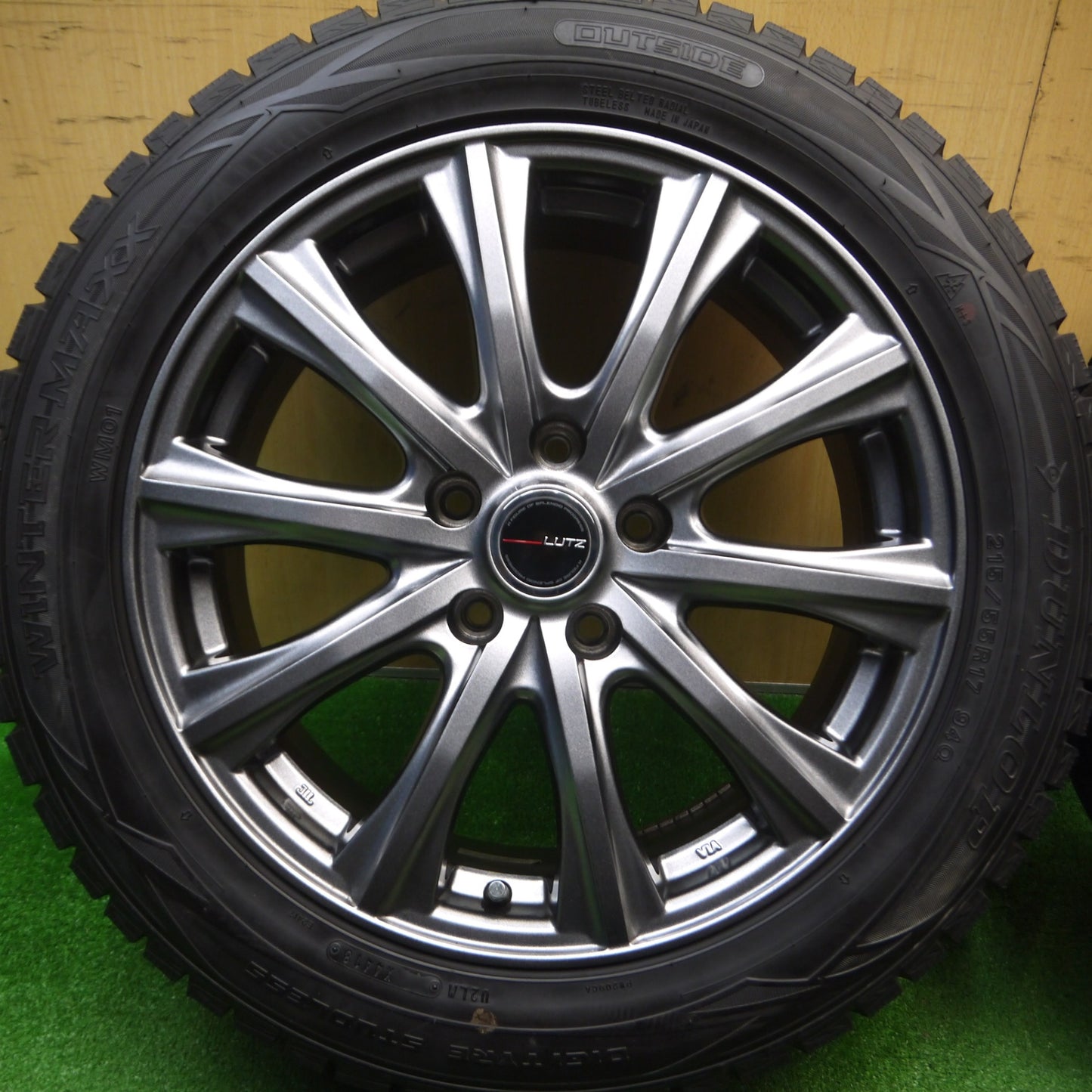 [送料無料] バリ溝！キレイ！9.5分以上★スタッドレス 215/55R17 ダンロップ ウインターマックス WM01 LUTZ 17インチ PCD114.3/5H★5011507Hス