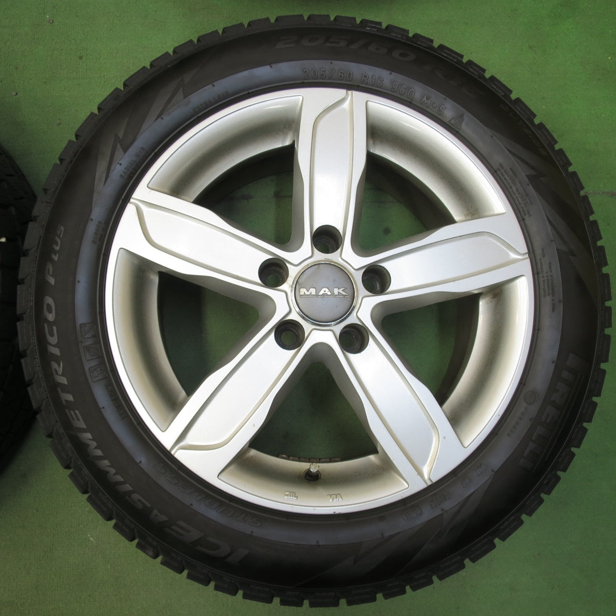 バリ溝！21年！9分★アウディ A4 等 MAK STADT 205/60R16 スタッドレス ピレリ アイスアシンメトリコ プラス シュタッド 16インチ PCD112/5H★5112205イス