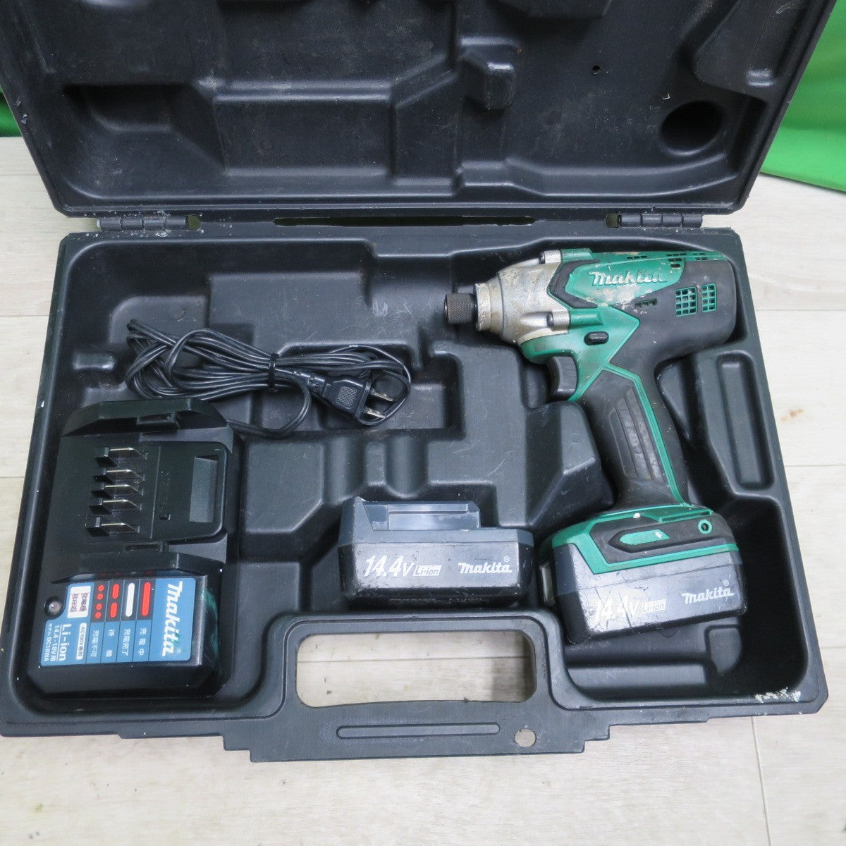 [送料無料] バッテリー2個☆マキタ 充電式 インパクト ドライバ 14.4V M695DWX 充電器 ケース付き 電動 工具☆