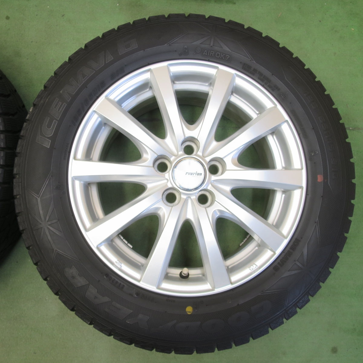 バリ溝！キレイ！9.5分以上★プリウス 等 195/65R15 スタッドレス グッドイヤー アイスナビ6 ravrion RS01 ラブリオン 15インチ PCD100/5H★6042509イス