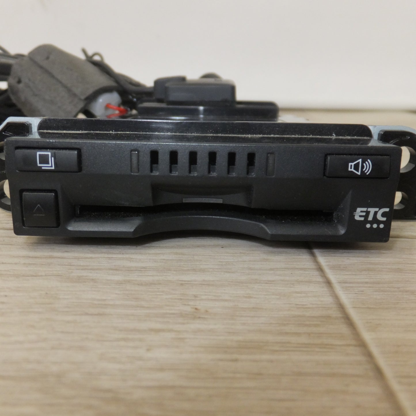 [送料無料] ★デンソー製 トヨタ ダイハツ 純正 ETC車載器 ビルトインタイプ DIU-6201 アンテナ分離型[84]★