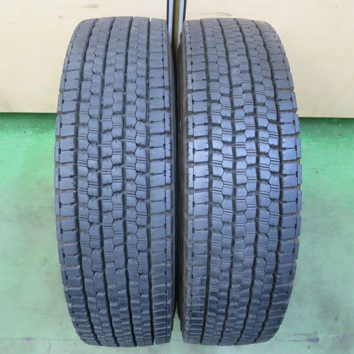 ほぼ未使用！25年！2本★トラック タイヤ 225/80R17.5 123/122L スタッドレス ブリヂストン W999 17.5インチ★6073001イスタ