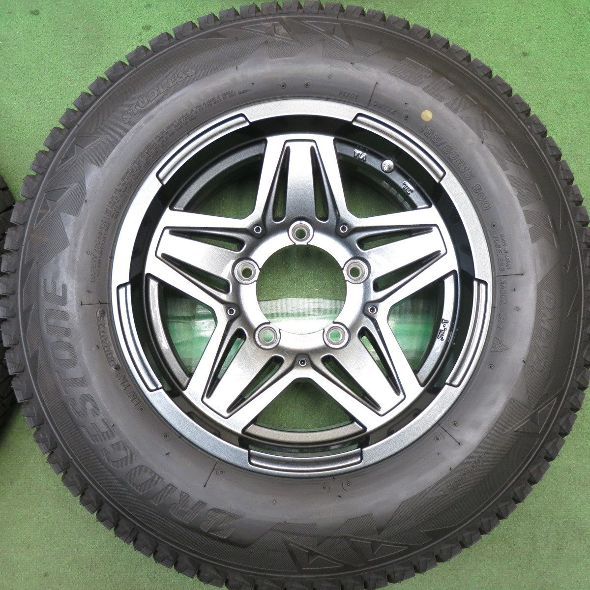 バリ溝！25年！キレイ！9.5分◎スタッドレス 195/80R15 ブリヂストン ブリザック DM-V2 MAD CROSS JB-01 マッドクロス 15インチ PCD139.7/5H◎6101106HAス
