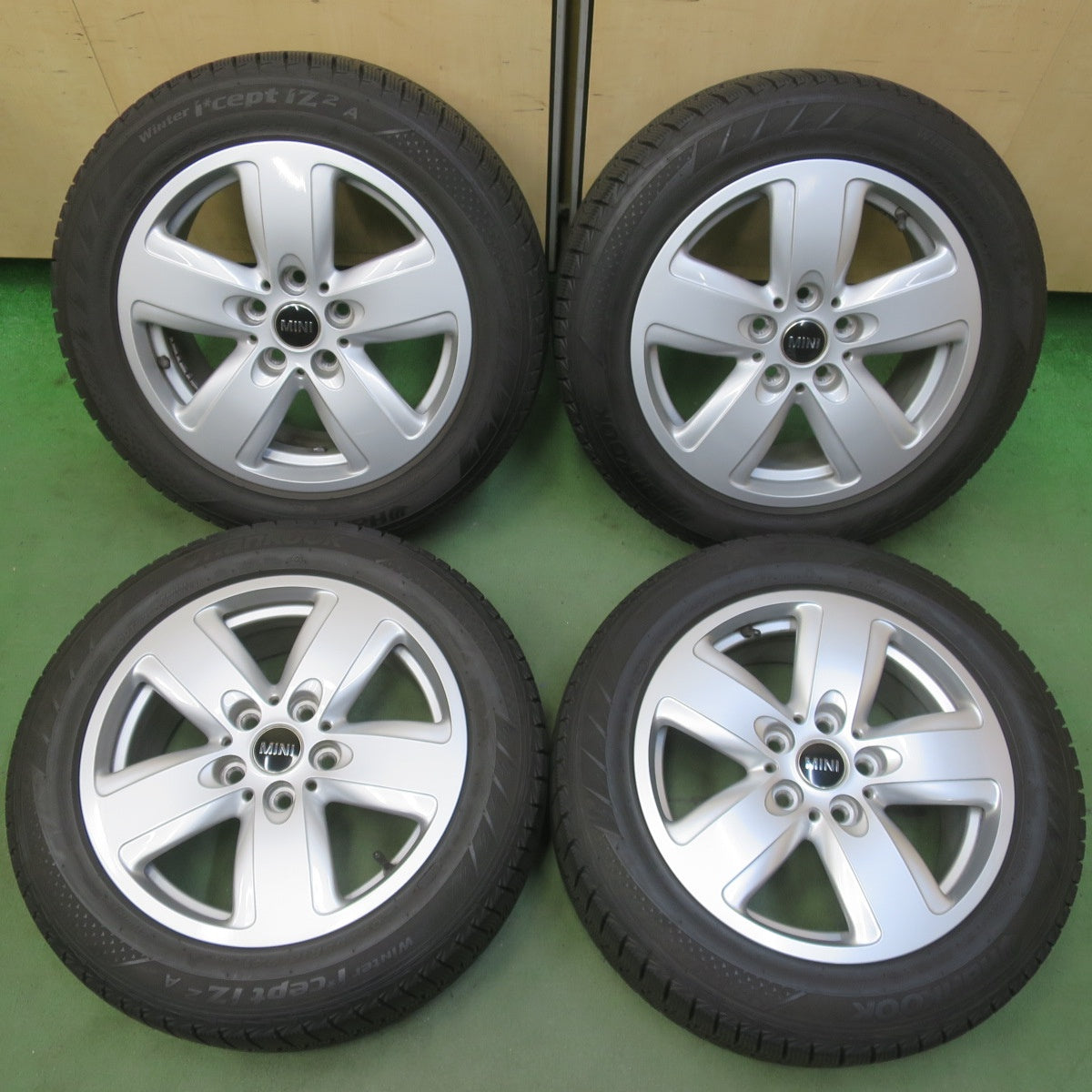 バリ溝！22年！キレイ！9.5分◎BMW MINI F54 クラブマン 純正 205/55R16 スタッドレス ハンコック ウインター アイセプト IZ 2A ミニ 16インチ PCD112/5H◎6100806イス