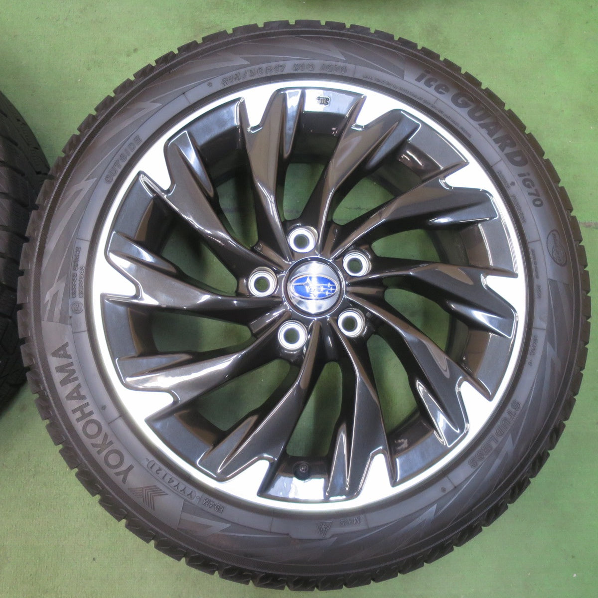 バリ溝！21年！キレイ！9.5分★スバル VN 5 レヴォーグ 純正 215/50R17 スタッドレス ヨコハマ アイスガード iG70 17インチ PCD114.3/5H★5120607イス