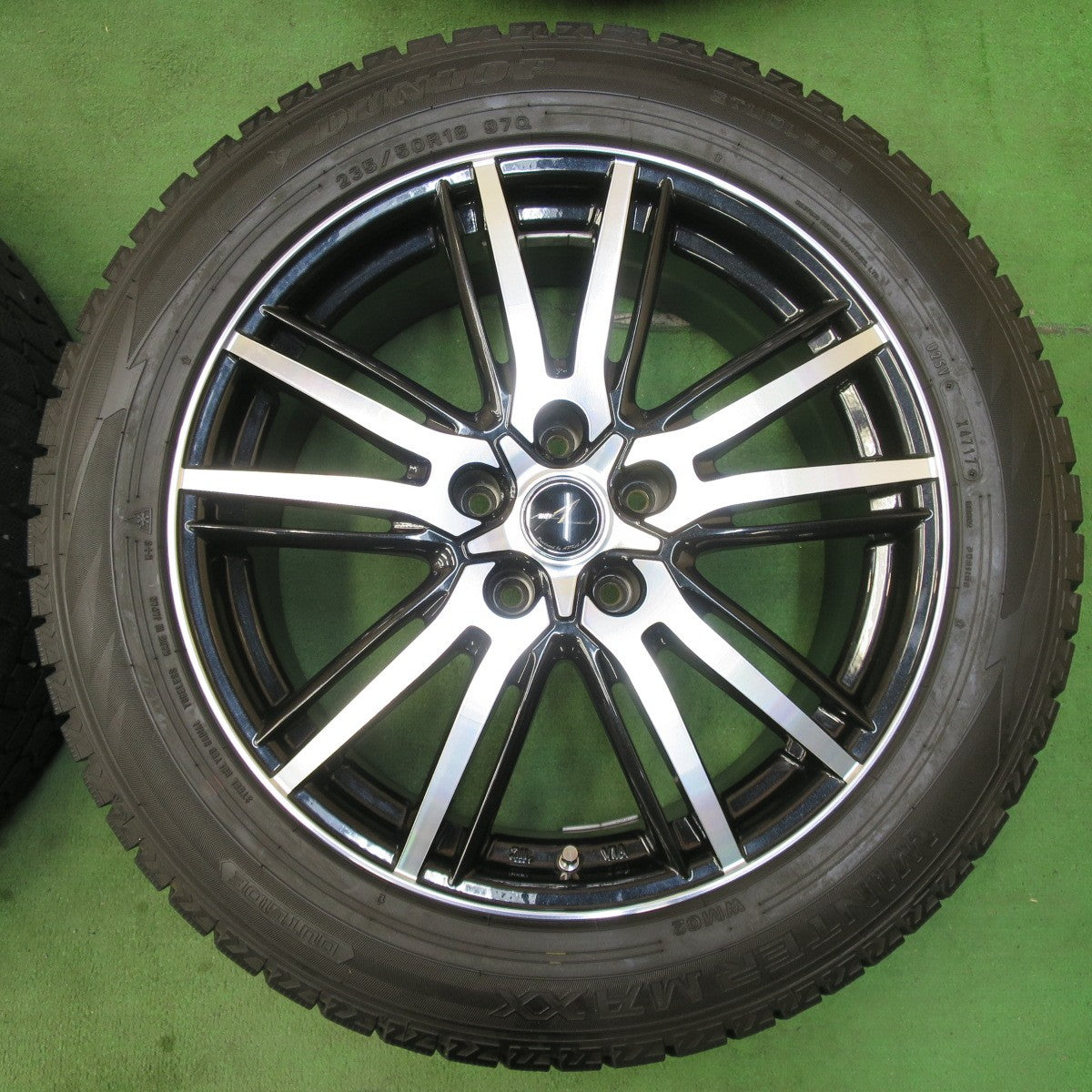 [送料無料] バリ溝！キレイ！8.5分★スタッドレス 235/50R18 ダンロップ ウインターマックス WM02 AXEL アクセル 18インチ PCD114.3/5H★5012515イス