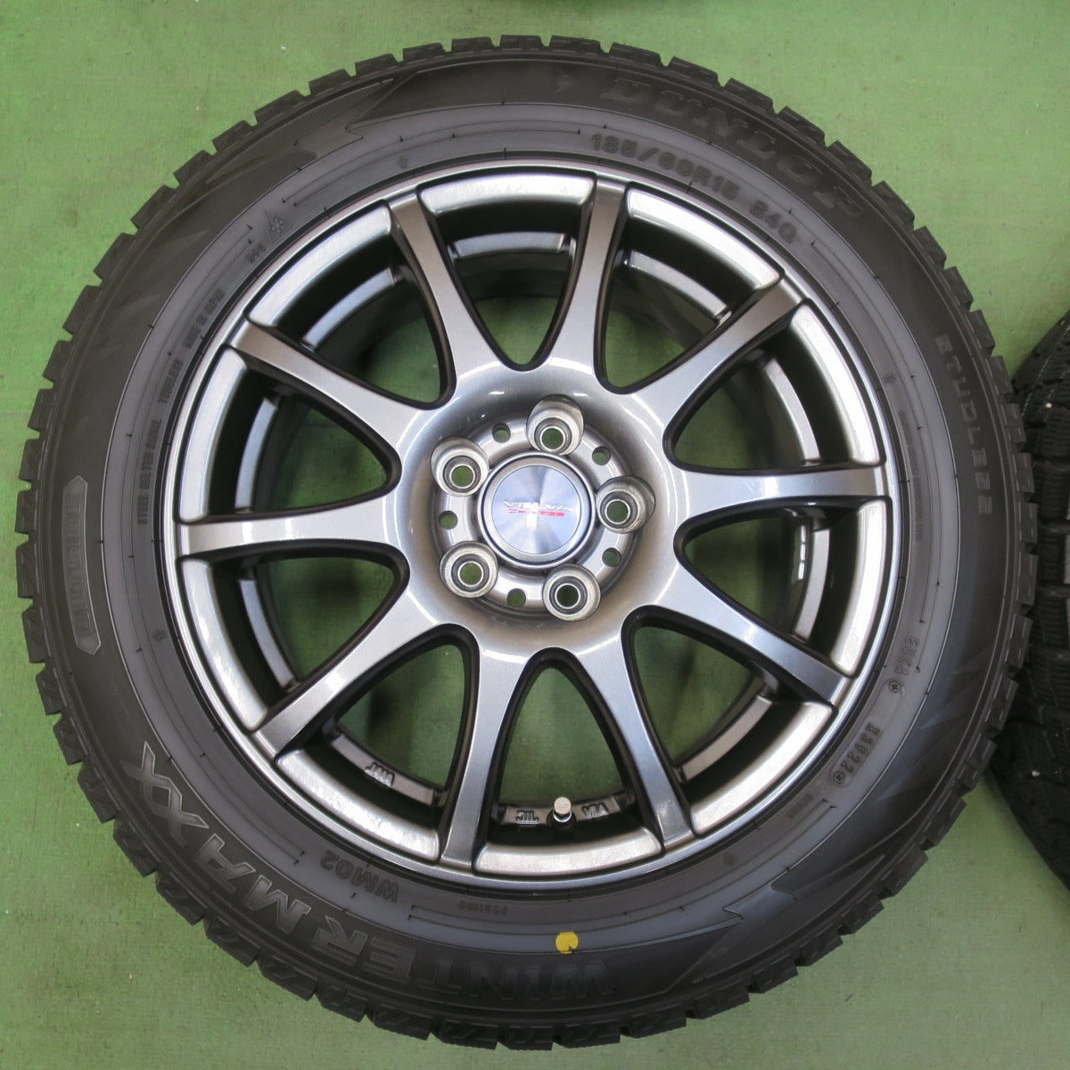 バリ溝！22年！キレイ！9.5分★シエンタ 等 185/60R15 スタッドレス ダンロップ ウインターマックス WM02 VELVA CHARGE ヴェルヴァ チャージ 15インチ PCD100/5H★5111205イス