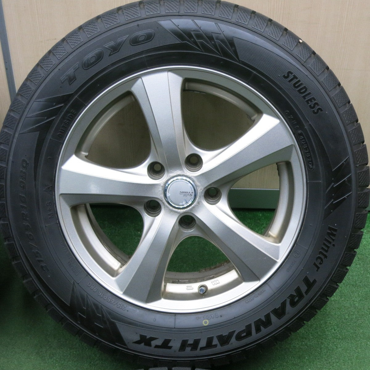 *送料無料* バリ溝！20年！9.5分★スタッドレス 215/65R16 トーヨー ウインタートランパス TX SIBILLA NEXT SF-5 シビラ 16インチ PCD114.3/5H★4040913TNス