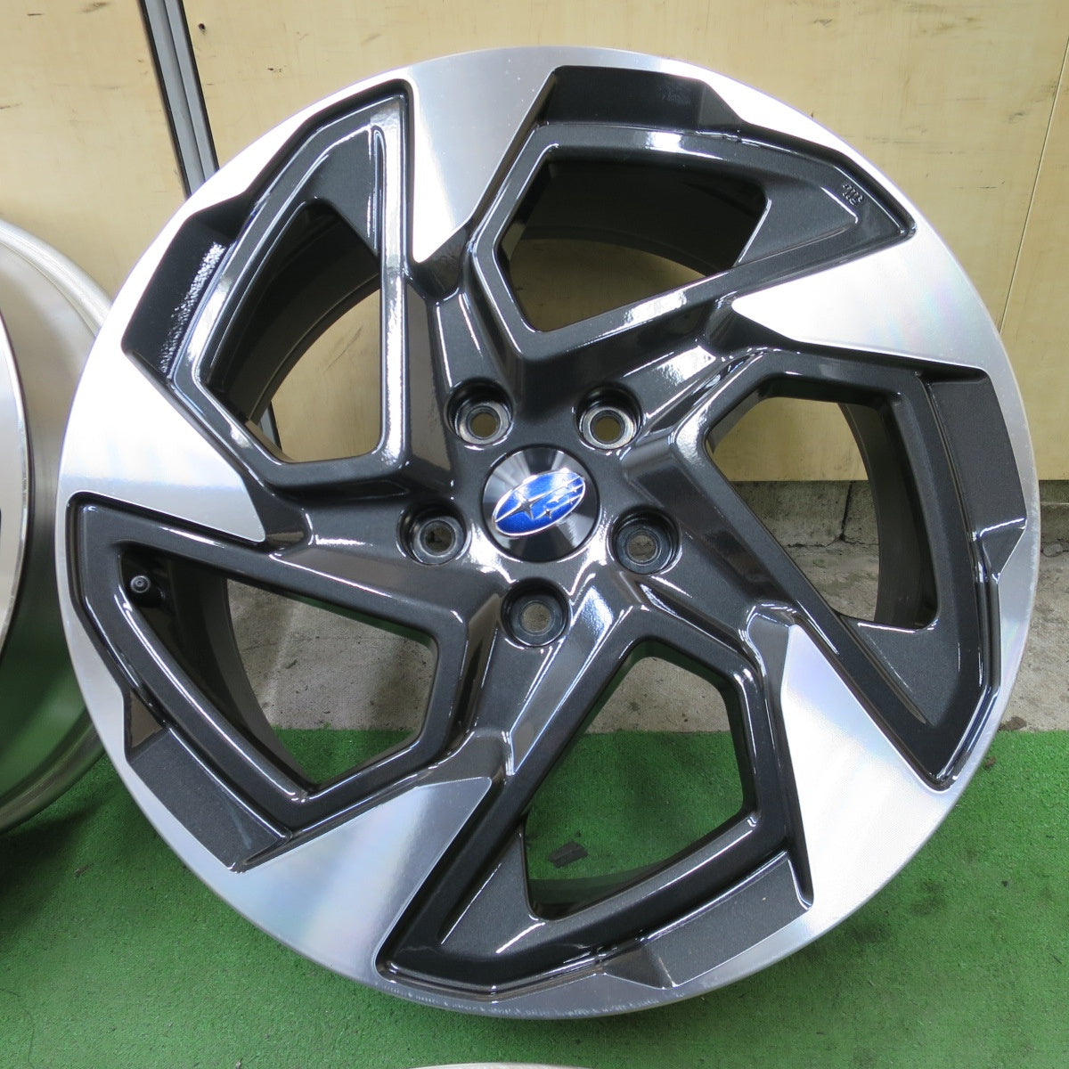新車外し◎スバル クロストレック リミテッド 純正 ホイール 18インチ 18×7J PCD114.3/5H◎6082101NGホ