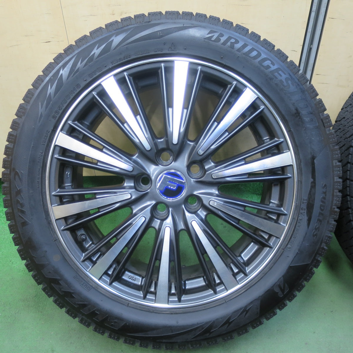 バリ溝！キレイ！9.5分★Lehrmeister L-F SPORT 235/50R18 スタッドレス ブリヂストン ブリザック VRX2 レアマイスター LF スポーツ 18インチ PCD114.3/5H★5111004TTス