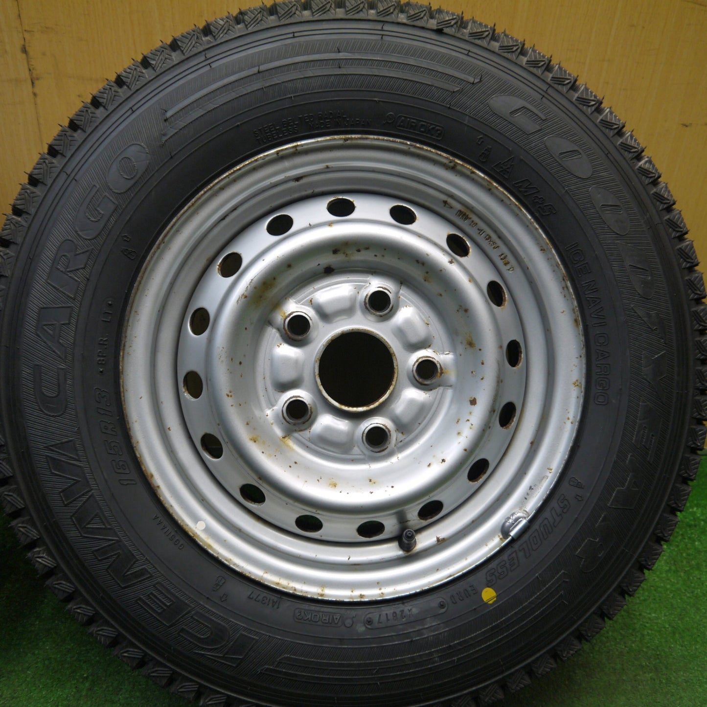 ほぼ未使用★ダイハツ 純正 スチール タウンエース ハイゼット 等 165R13 8PR スタッドレス グッドイヤー アイスナビ CARGO カーゴ 13インチ PCD114.3/5H★6012704Hス