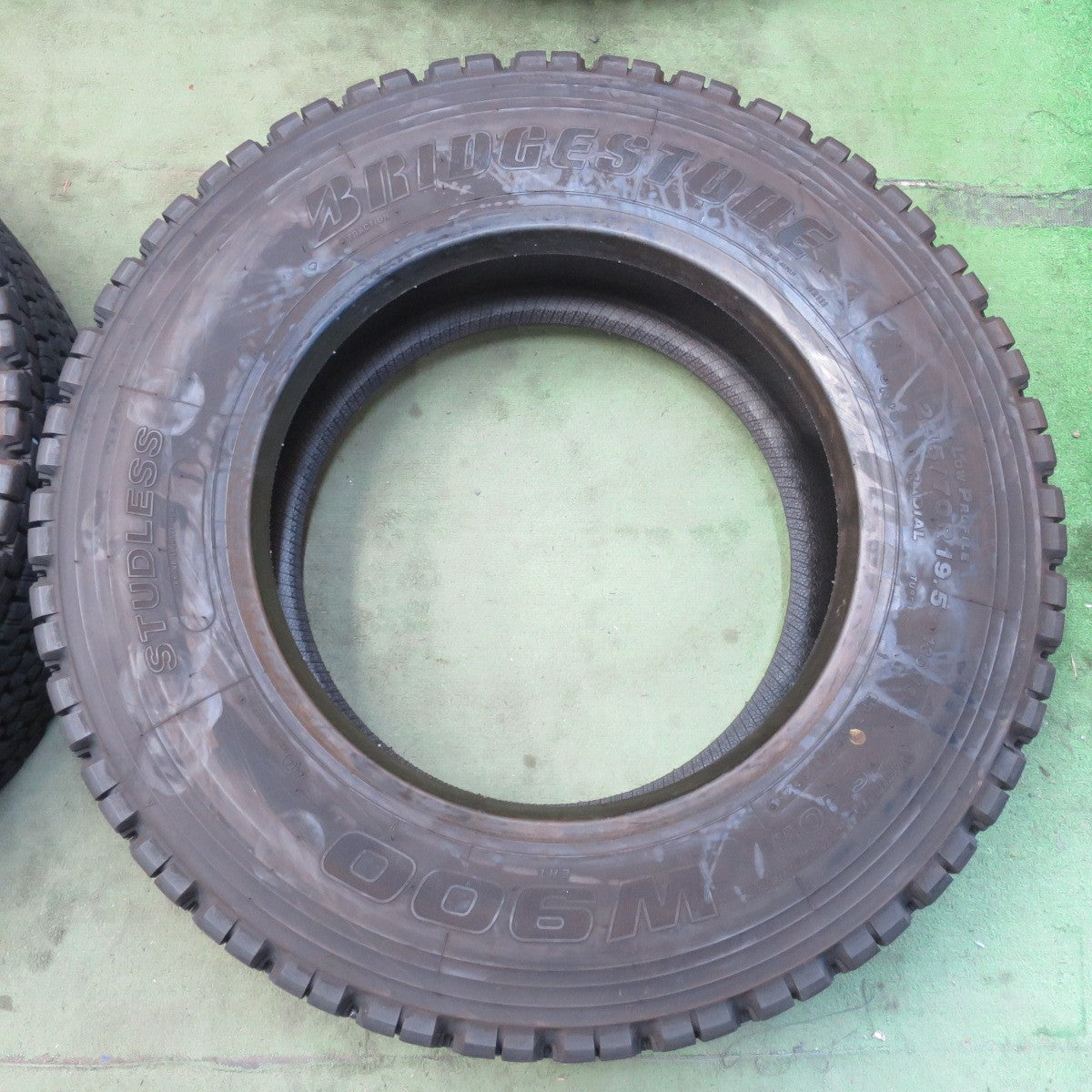 バリ溝！25年！9分★トラック タイヤ 245/70R19.5 136/134J スタッドレス ブリヂストン W900 19.5インチ★6050512イスタ