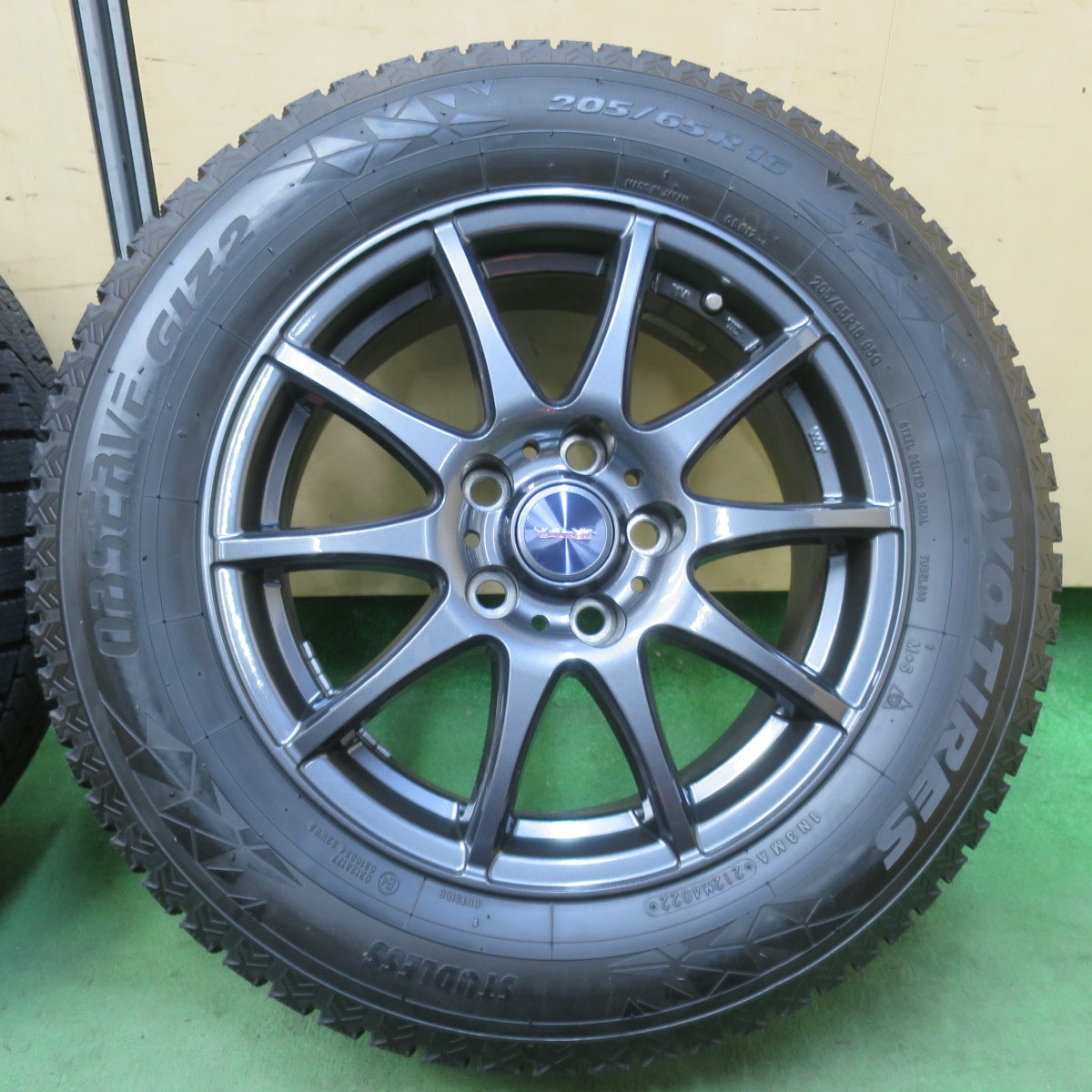 ほぼ未使用！22年！キレイ★スタッドレス 205/65R16 トーヨー オブザーブ GIZ2 VELVA CHARGE ヴェルヴァ 16インチ PCD114.3/5H★5122003イス
