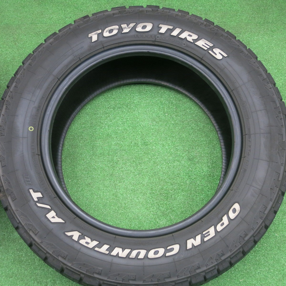 バリ溝！23年！9.5分★215/65R16 109/107R 8PR トーヨー オープンカントリー A/T Ⅲ ホワイトレター タイヤ 16インチ ハイエース キャラバン 等★6020101NKノタ