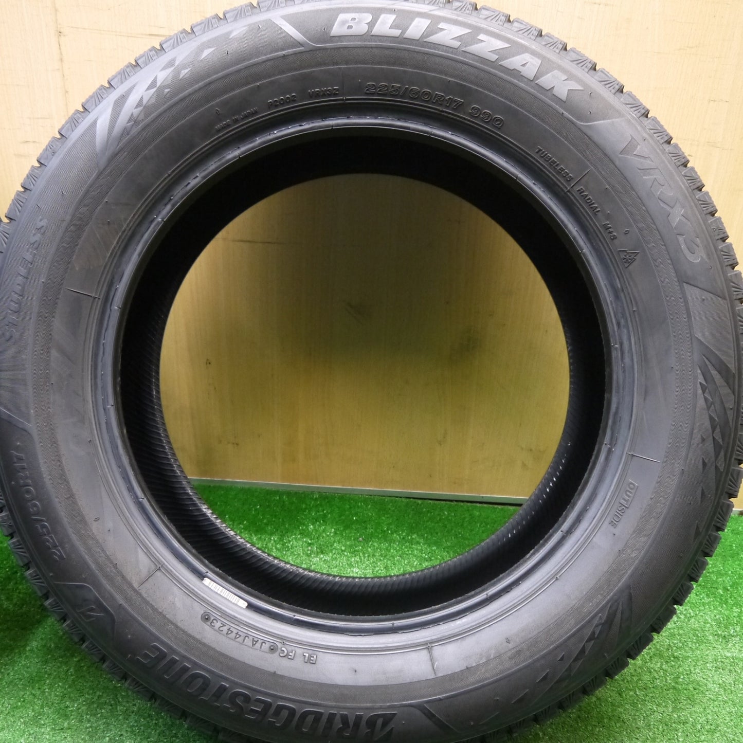 バリ溝！23年！8.5分★スタッドレス 225/60R17 ブリヂストン ブリザック VRX3 タイヤ 17インチ アルファード ヴェファイア 等★5111207Hスタ