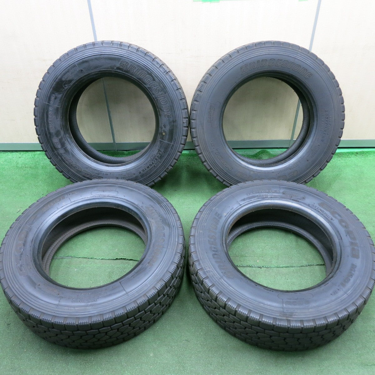 *送料無料* バリ溝！22年！9.5分★トラック タイヤ 245/70R19.5 136/134J ブリヂストン エコピア M801Ⅱ ミックス オールシーズン 19.5インチ★4071007HAノタ