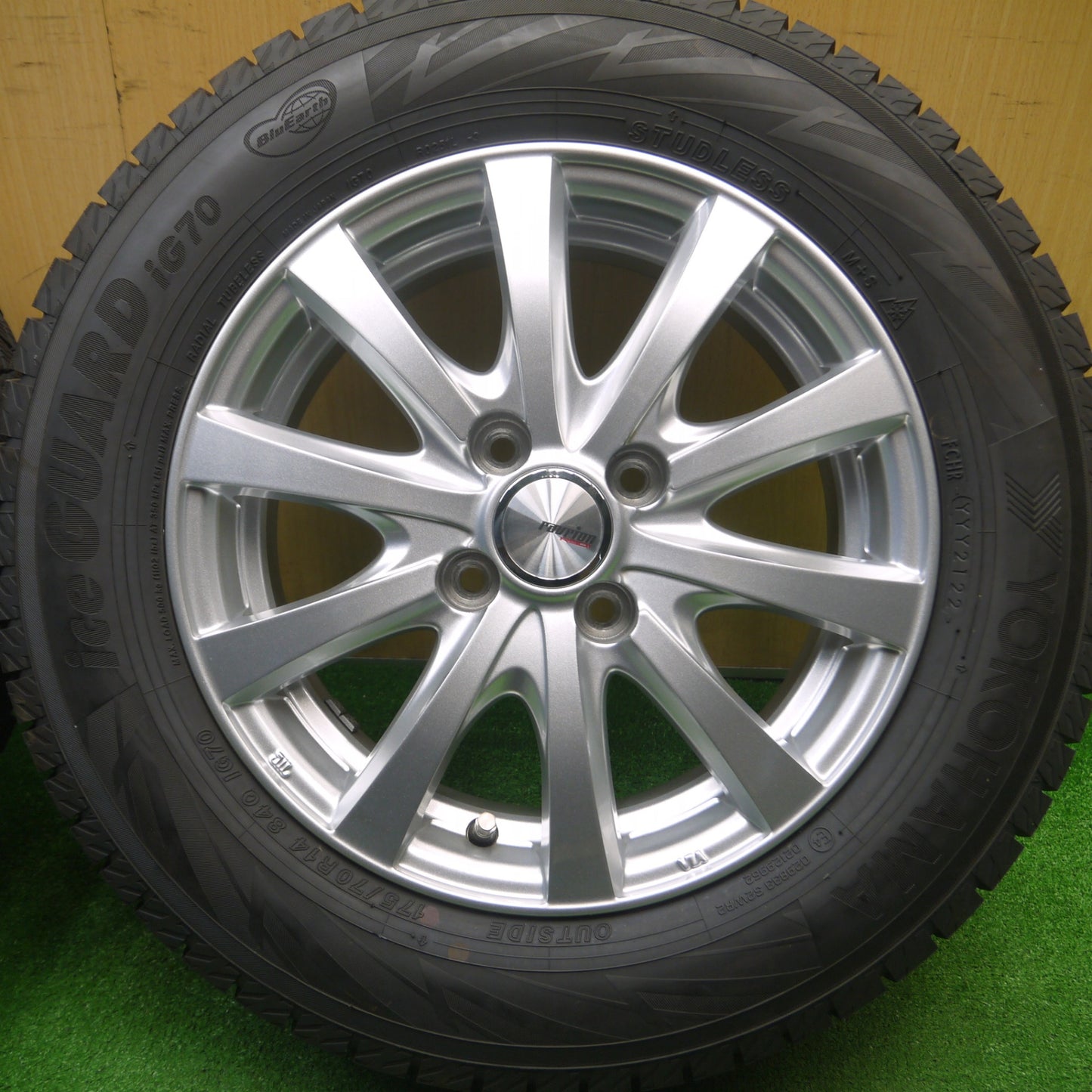 [送料無料] バリ溝！22年！キレイ！ほぼ10分★スタッドレス 175/70R14 ヨコハマ アイスガード iG70 ravrion RS01 ラブリオン 14インチ PCD100/4H★4110102Hス